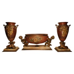 Centro de mesa francés del siglo XIX Luis XVI de bronce + ormolu + ónice de 3 piezas c/urnas 