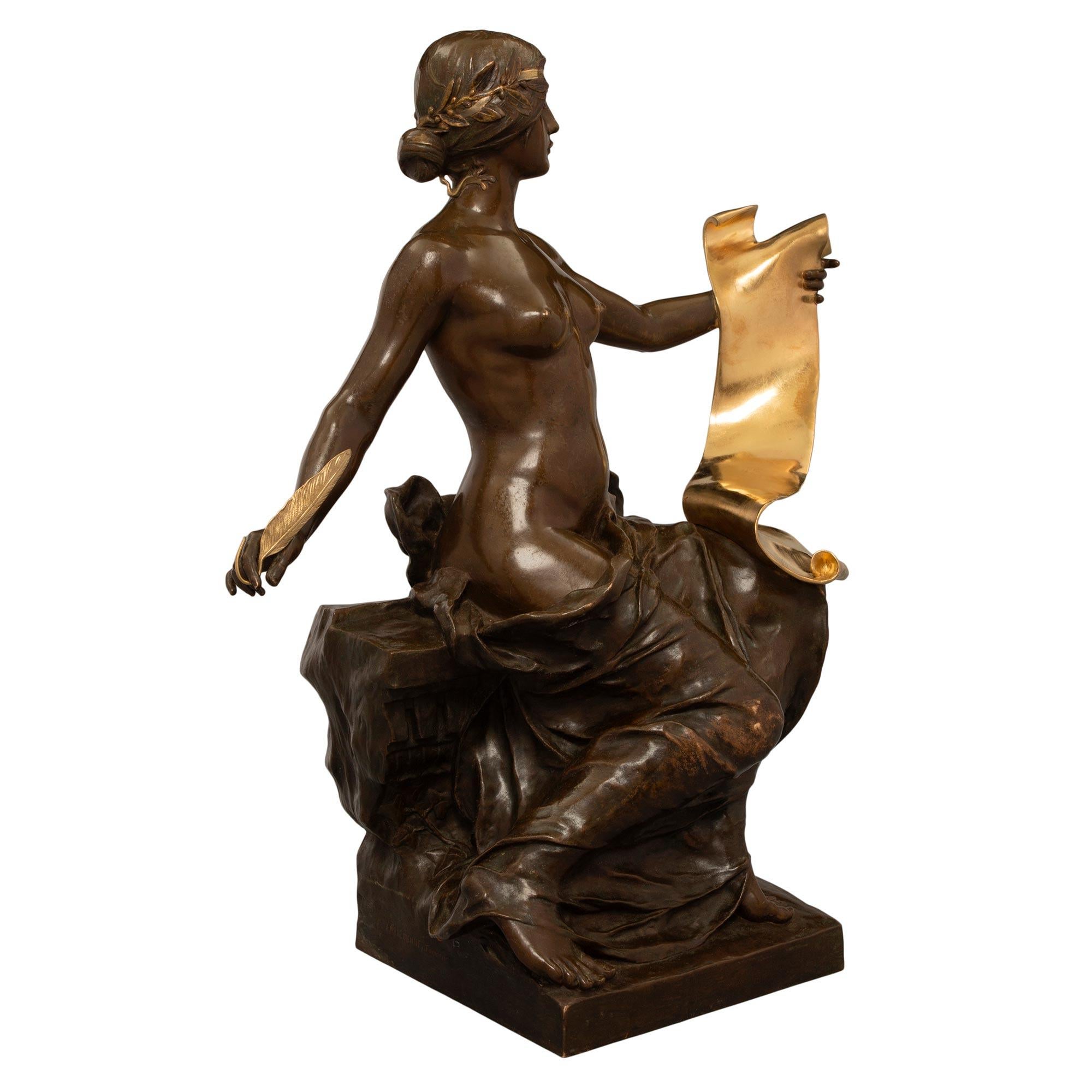 Belle statue française du 19ème siècle, de style Louis XVI, en bronze patiné et bronze doré, représentant l'Allégorie de l'Histoire par Georges Bareau et F. Barbedienne. Cette statue 