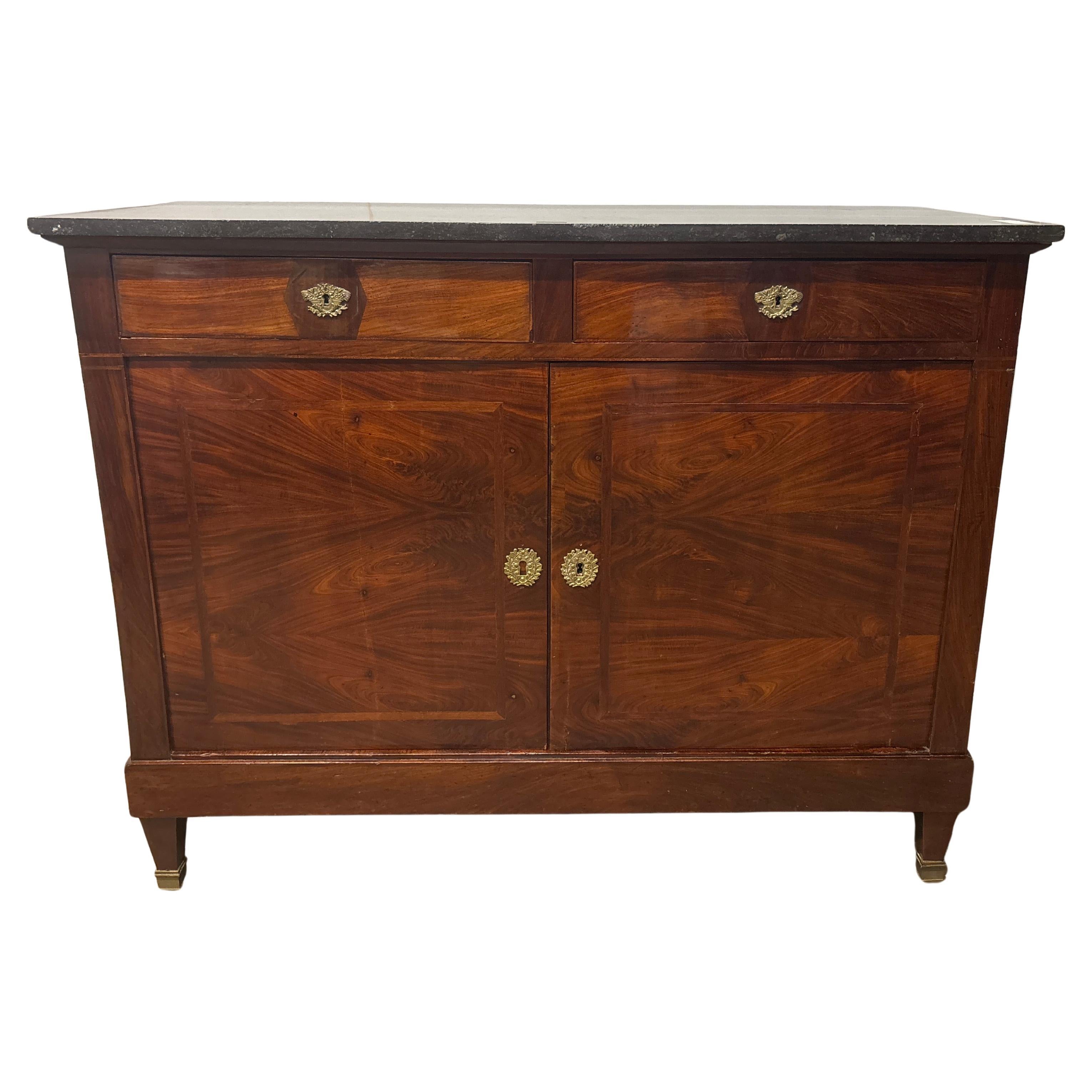 Questo bellissimo buffet Luigi XVI è realizzato in mogano fiammato con un piano in marmo nero. 