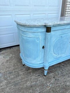 Credenza francese del XIX secolo in stile Luigi XVI con piano in marmo di Carrara e decorazioni dipinte