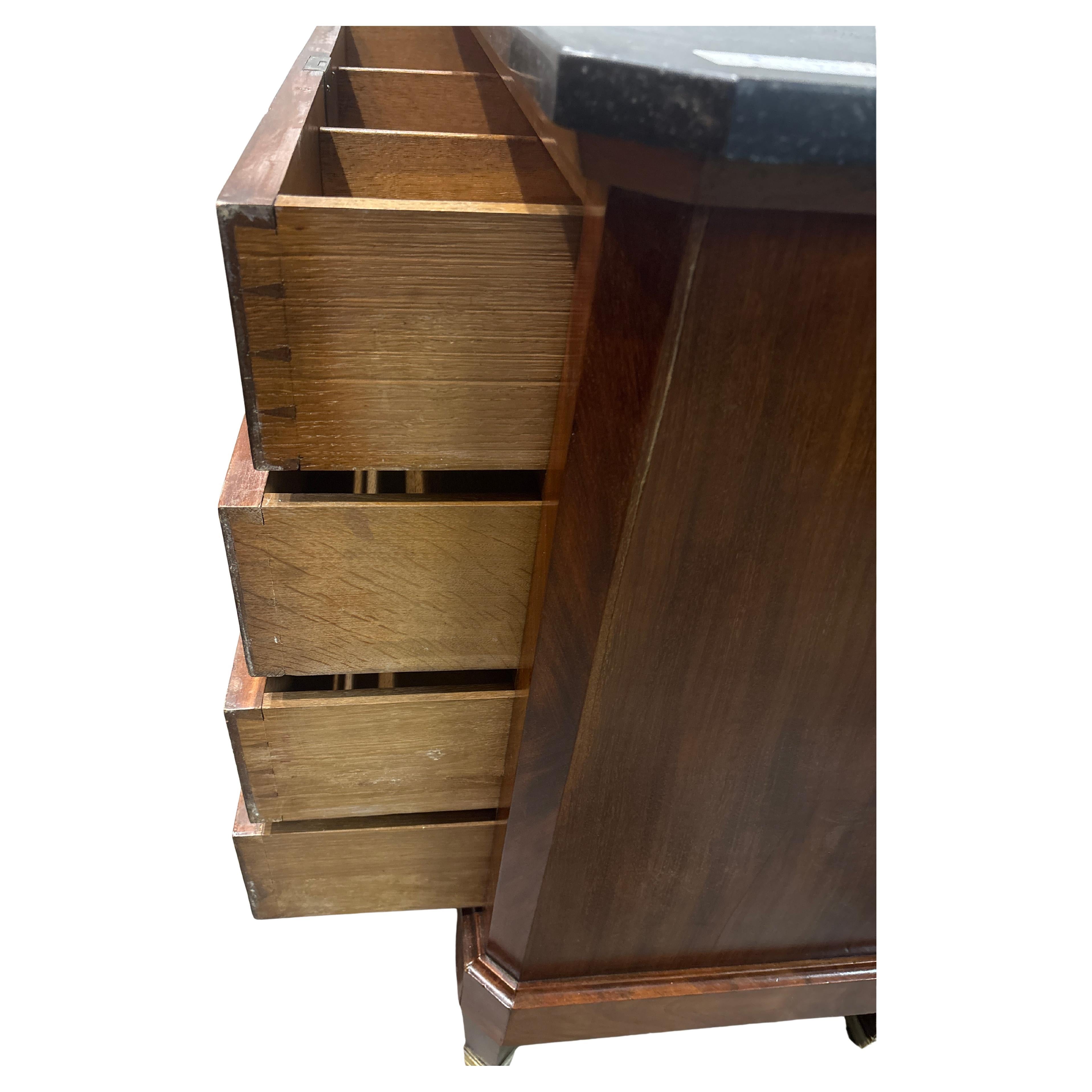 French 19th Century Louis XVI Commode In condizioni buone in vendita a Stockbridge, GA