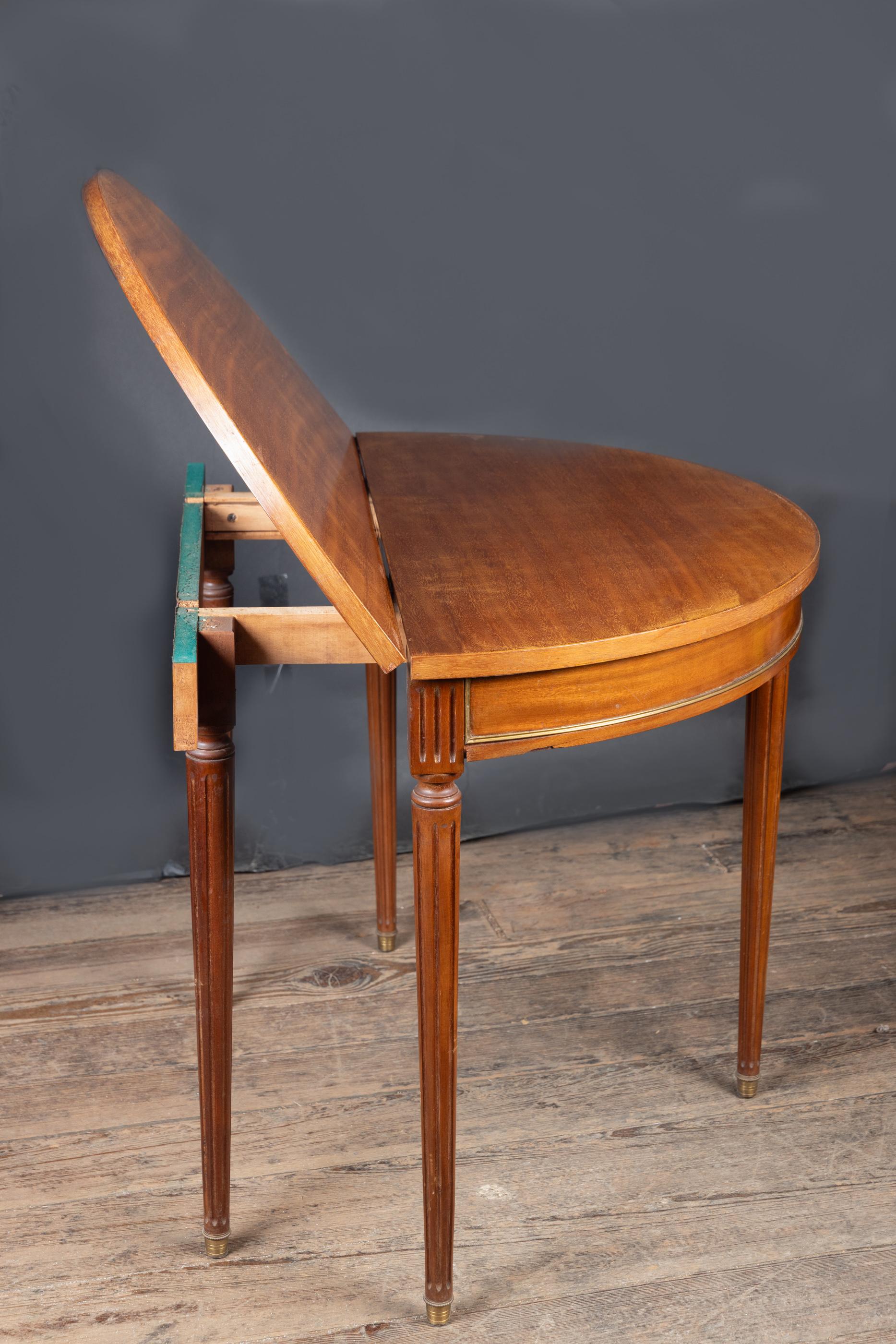 Table à cartes Demi-Lune Louis XVI du 19ème siècle Bon état - En vente à New Orleans, LA