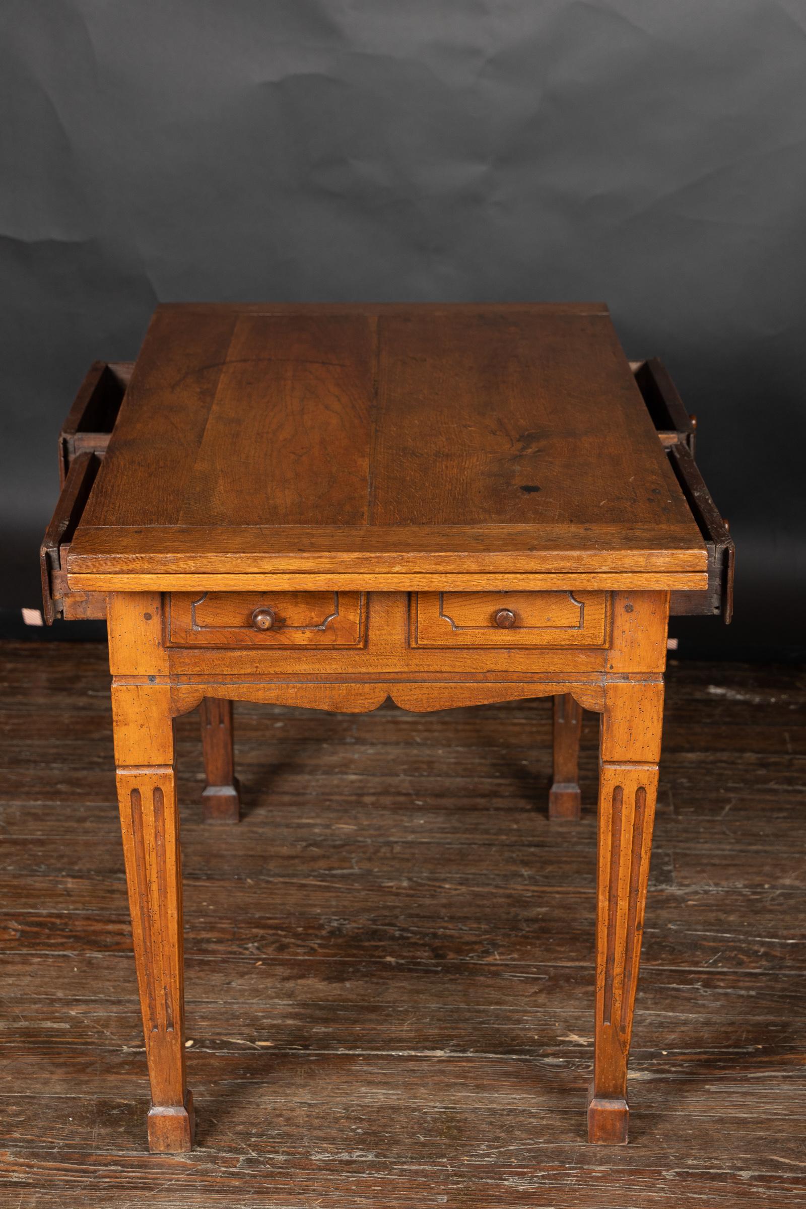Table à abattant Louis XVI du 19ème siècle en bois fruitier français en vente 5