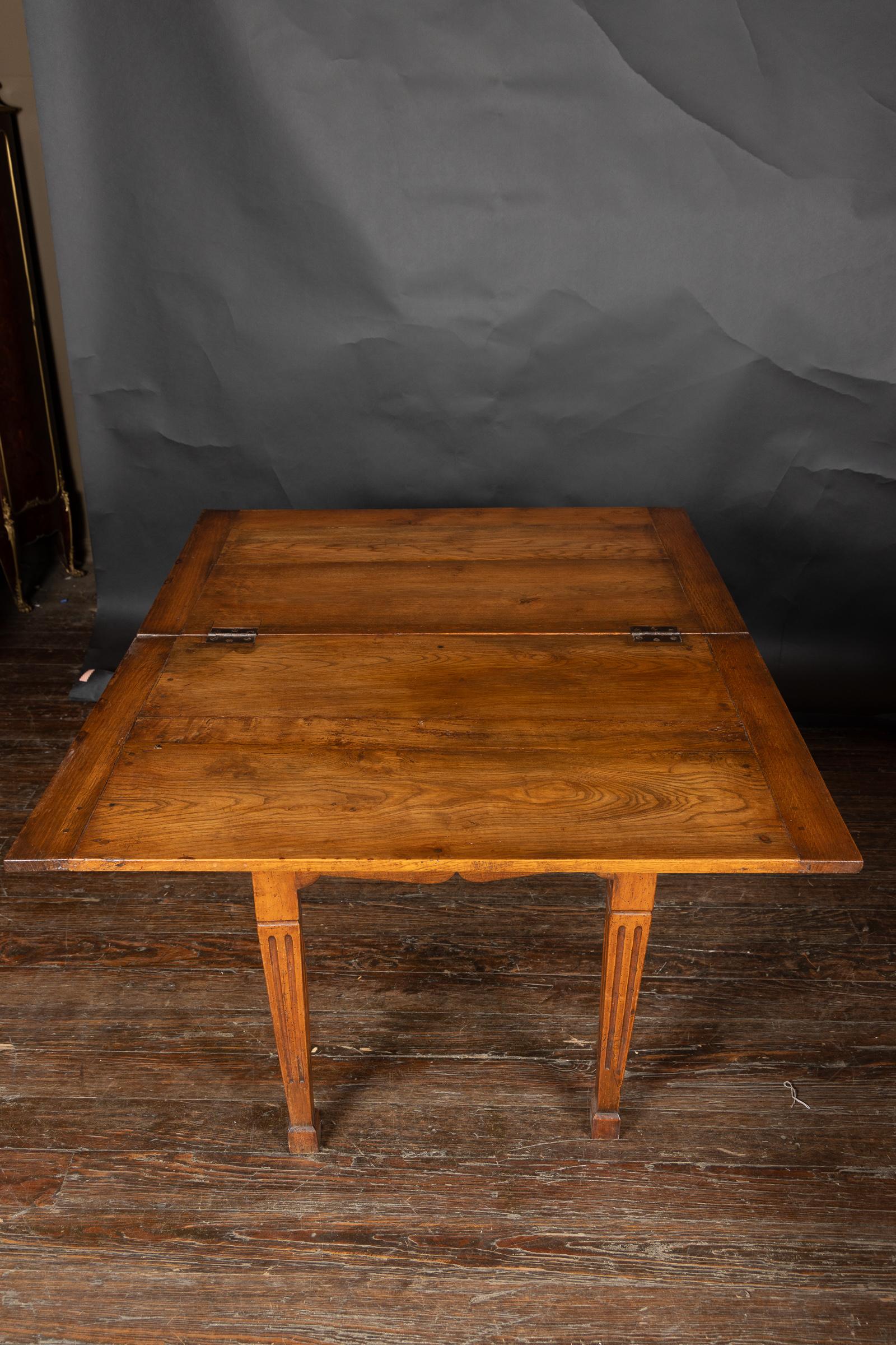 Table à abattant Louis XVI du 19ème siècle en bois fruitier français en vente 6