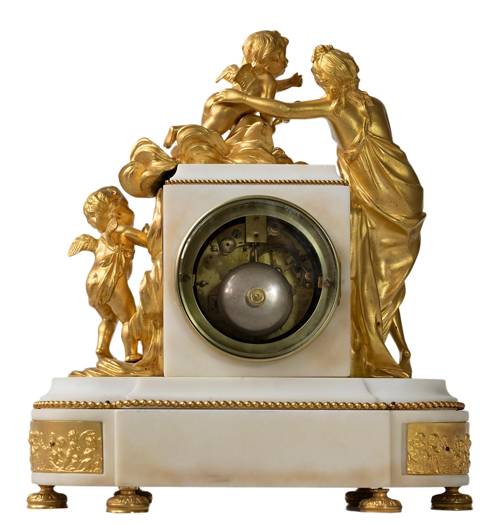 Pendule de cheminée française du XIXe siècle en bronze doré et marbre blanc d'époque Louis XVI.

 