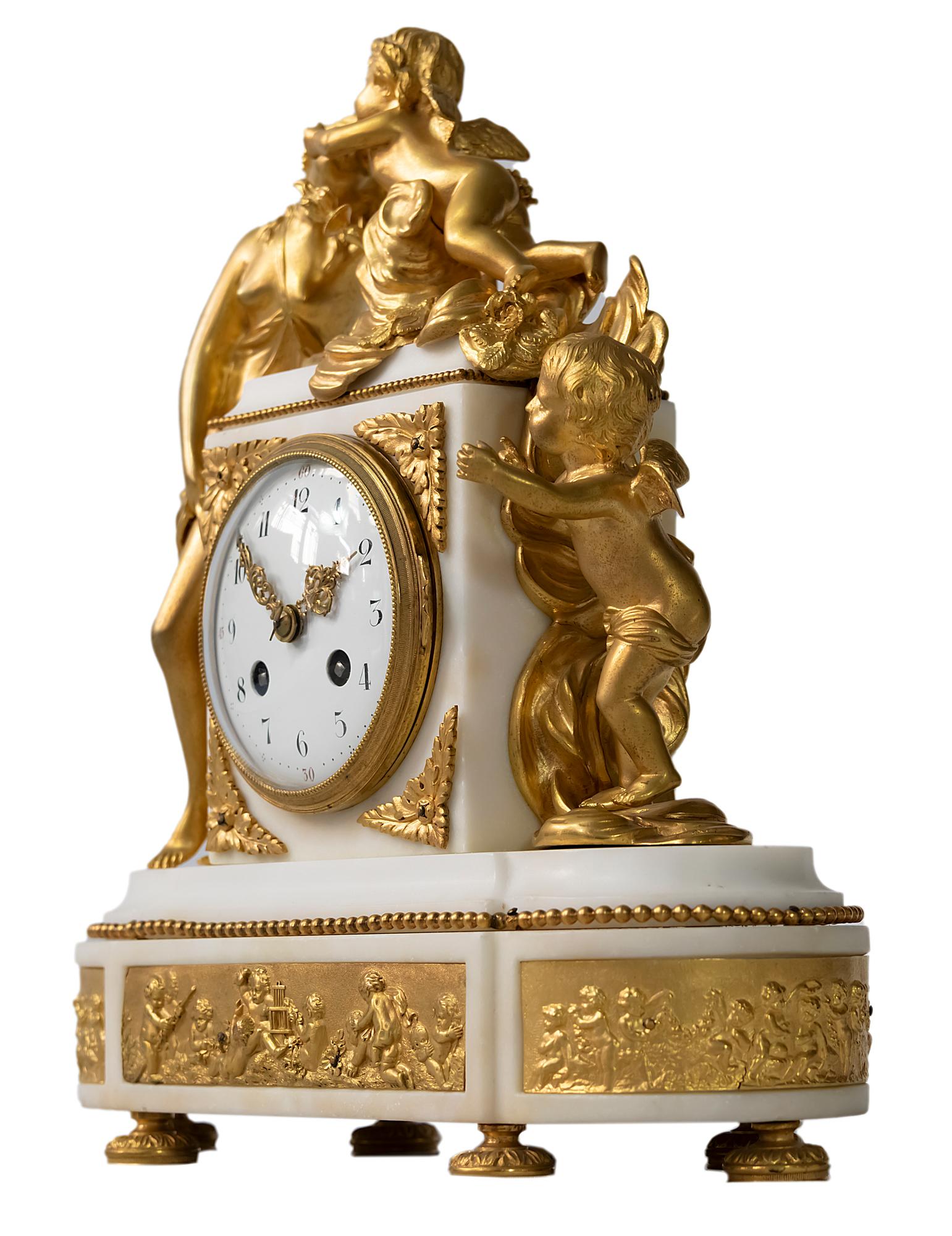 Doré Pendule de cheminée française du 19ème siècle de style Louis XVI en bronze doré et marbre en vente