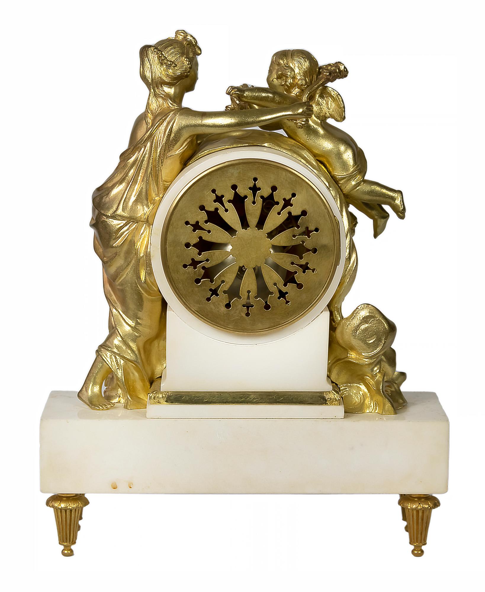 Français Pendule de cheminée en bronze doré et marbre Louis XVI du 19ème siècle en vente