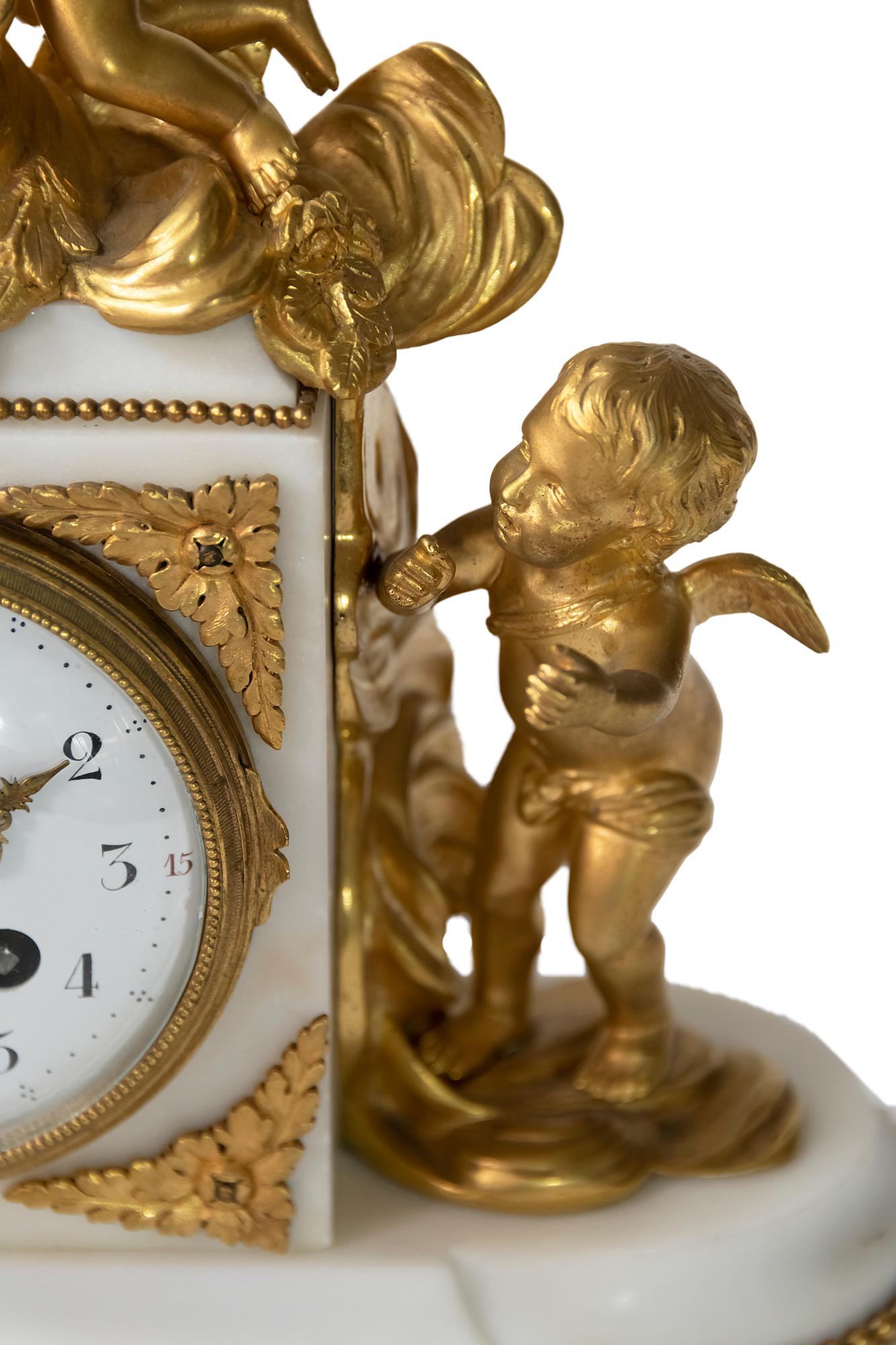 Verre Pendule de cheminée française du 19ème siècle de style Louis XVI en bronze doré et marbre en vente