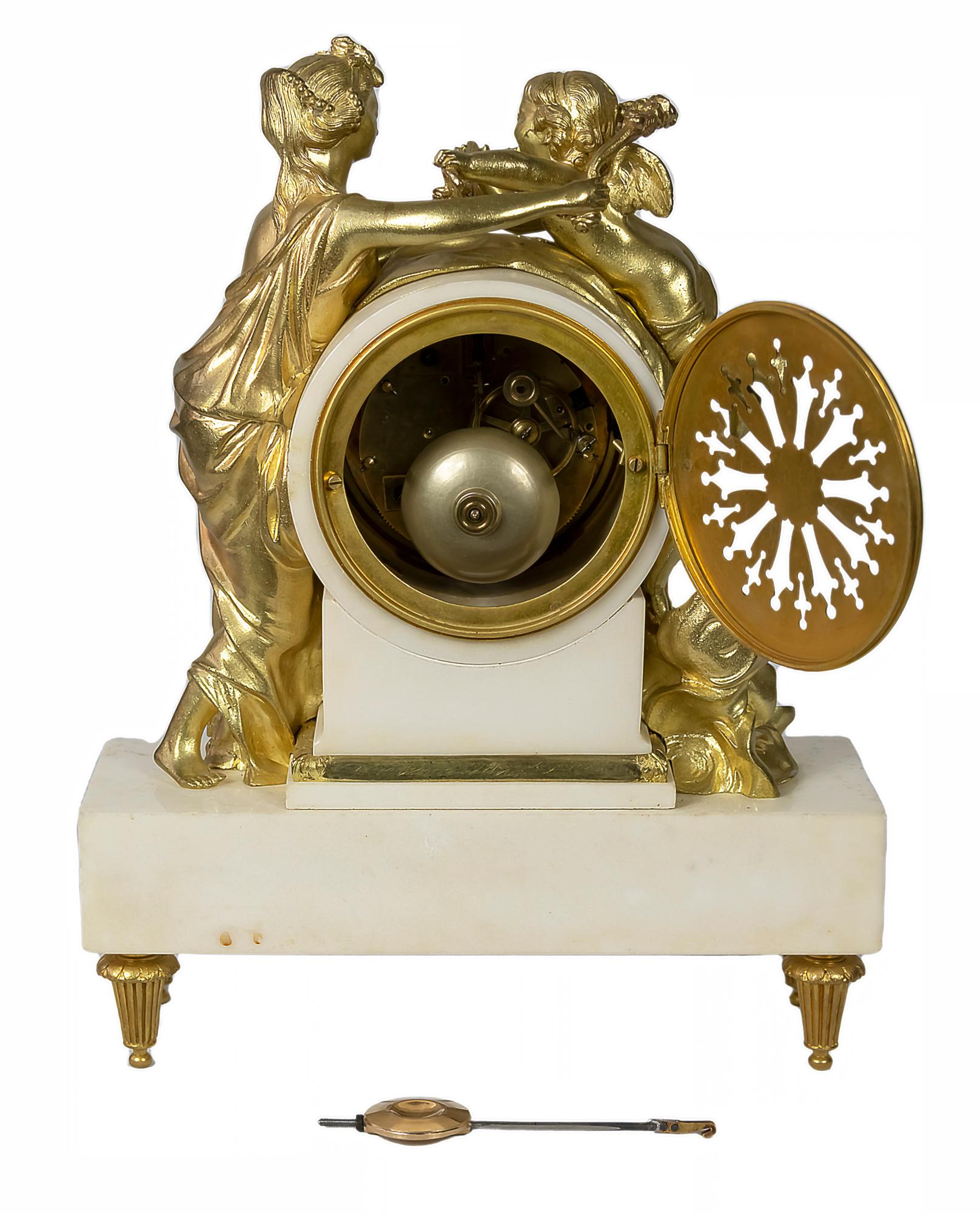 Französische Louis XVI Kaminuhr aus vergoldeter Bronze und Marmor aus dem 19. im Angebot 2