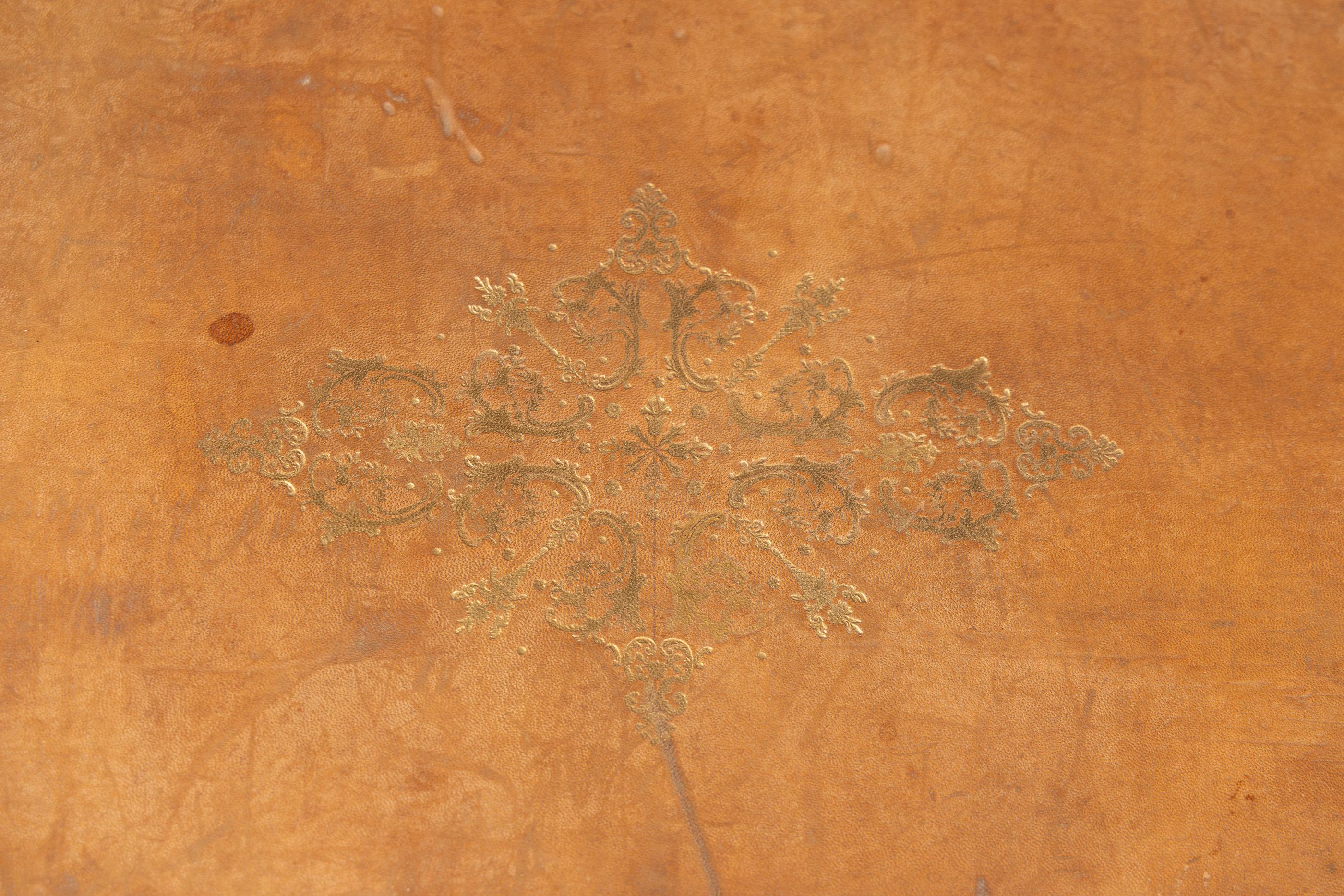 Scrivania francese del XIX secolo Luigi XVI in mogano con foro a ginocchio in vendita 6
