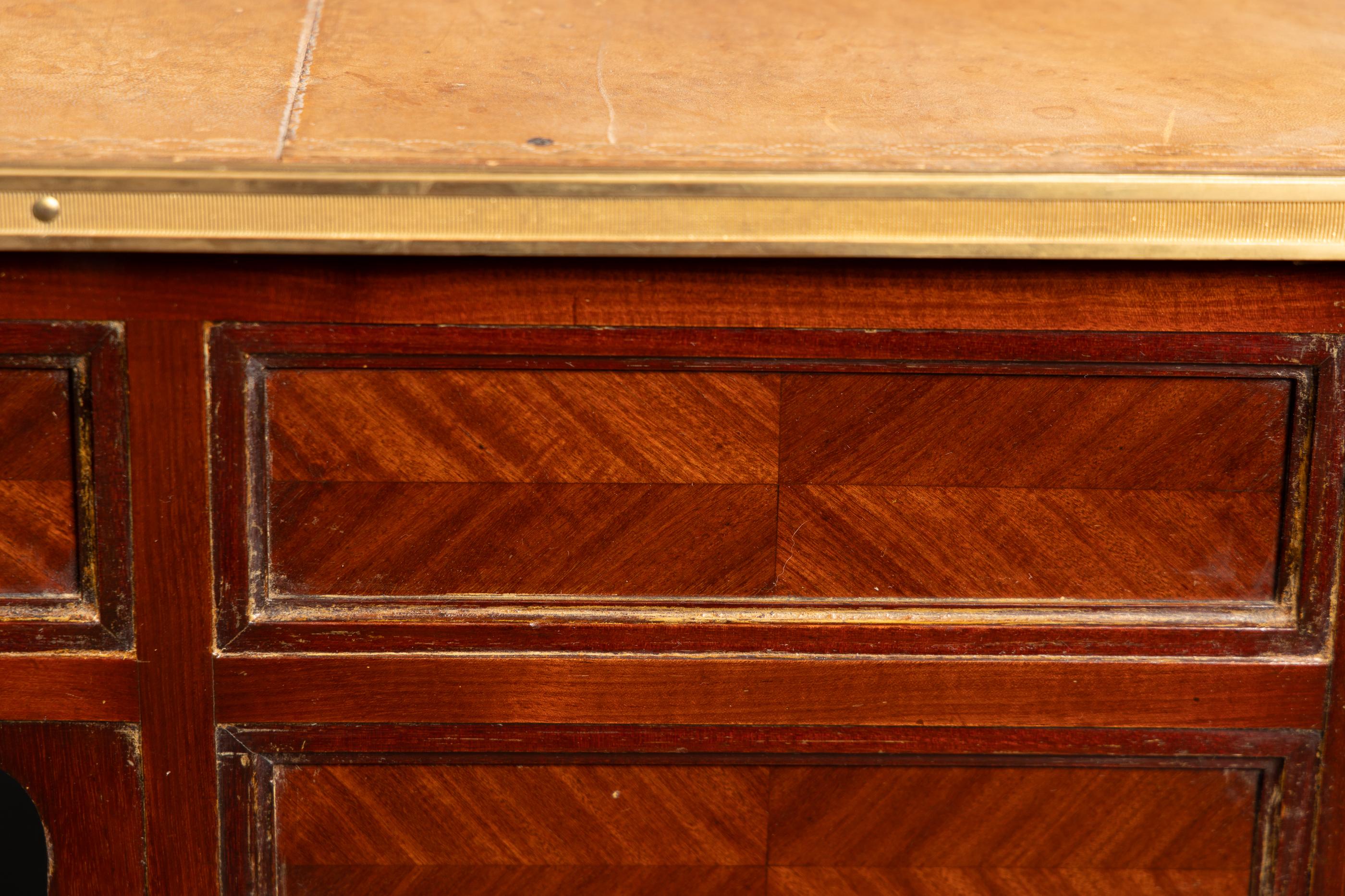 Scrivania francese del XIX secolo Luigi XVI in mogano intarsiato a 5 cassetti a ginocchio con montature in bronzo e piano in pelle