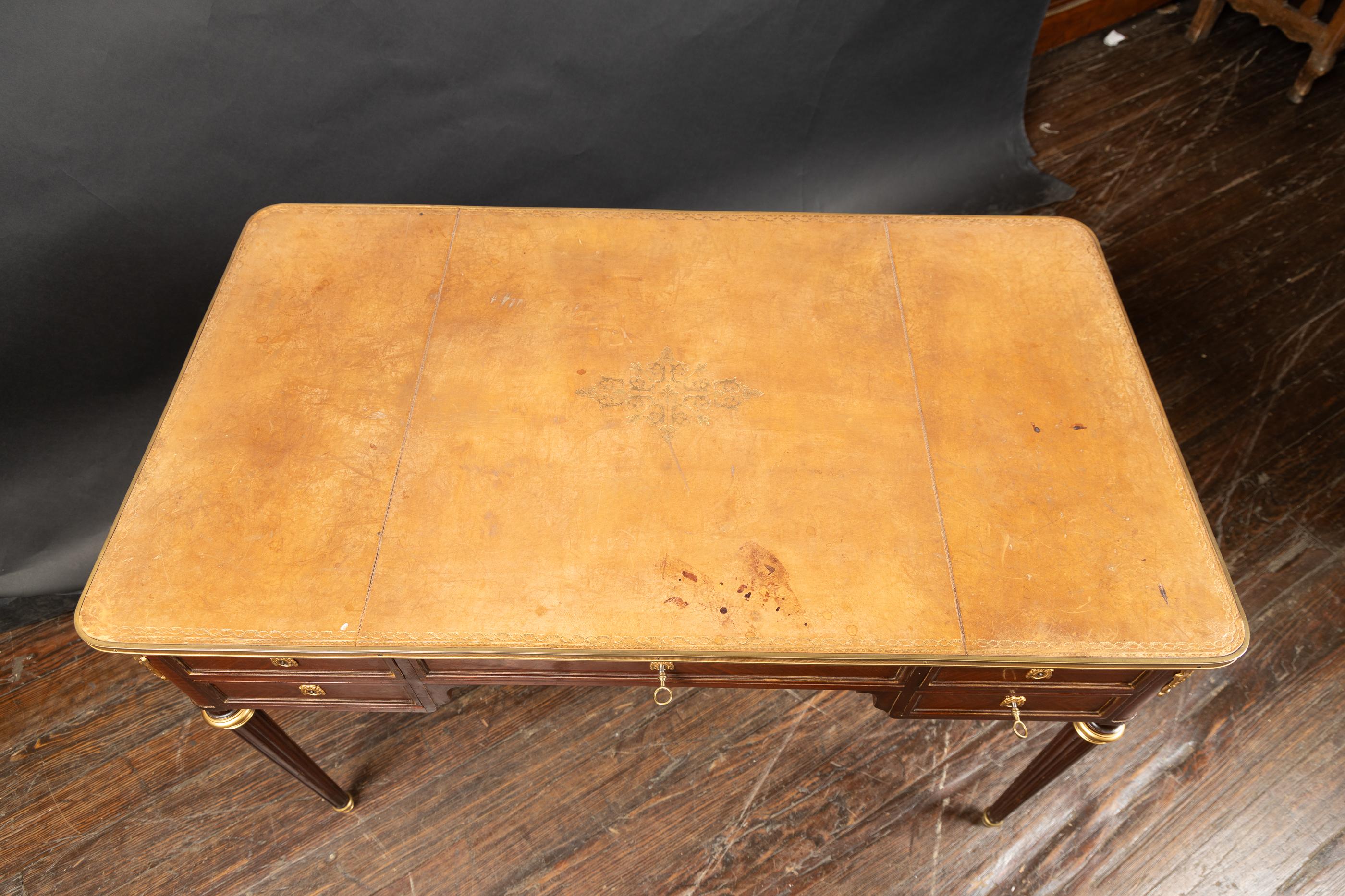 Scrivania francese del XIX secolo Luigi XVI in mogano con foro a ginocchio In condizioni buone in vendita a New Orleans, LA