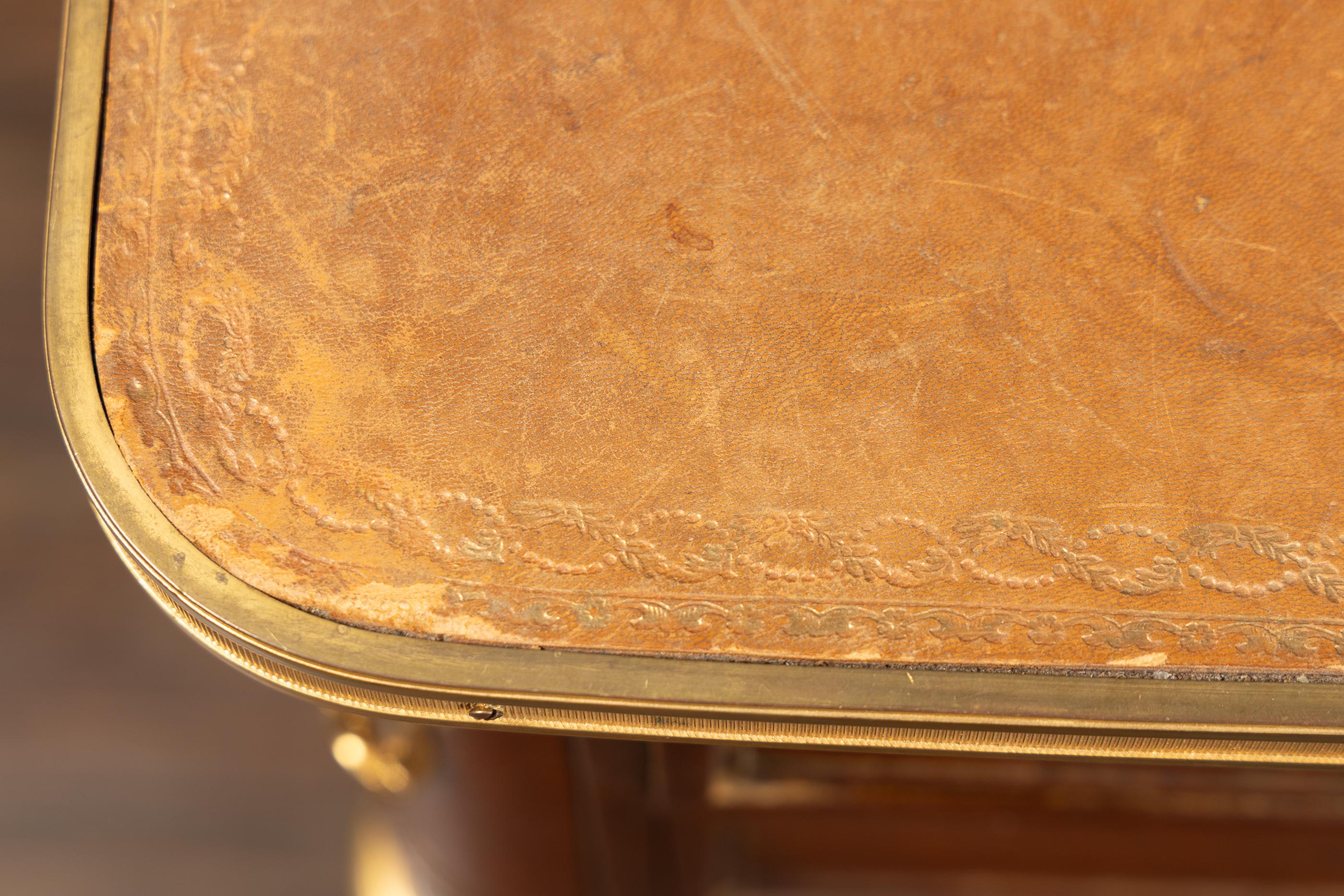 Scrivania francese del XIX secolo Luigi XVI in mogano con foro a ginocchio in vendita 4
