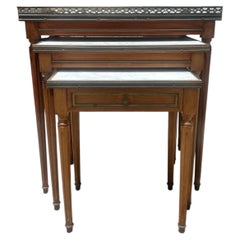 Tavolino impilabile / gigogne francese del XIX secolo in mogano con piano in marmo, stile Luigi XVI
