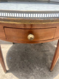 Französischer Beistelltisch aus Mahagoni im Louis-XVI-Stil des 19. Jahrhunderts mit ovaler „Bouillotte“-Form und Marmorplatte