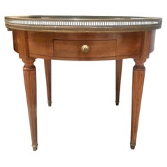 Französischer Beistelltisch aus Mahagoni im Louis-XVI-Stil des 19. Jahrhunderts mit ovaler „Bouillotte“-Form und Marmorplatte