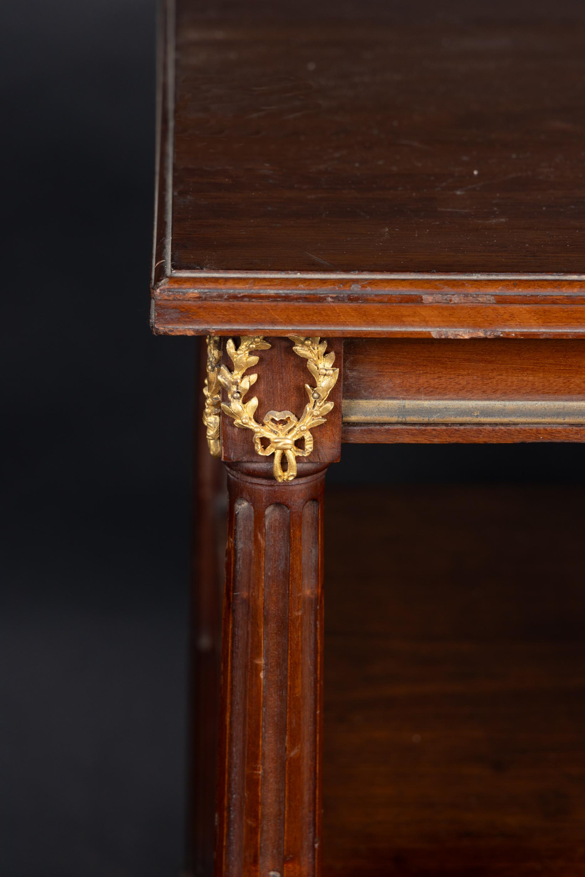 Mesa de servir francesa de caoba Luis XVI del siglo XIX con monturas de bronce en Bastante bueno estado para la venta en New Orleans, LA