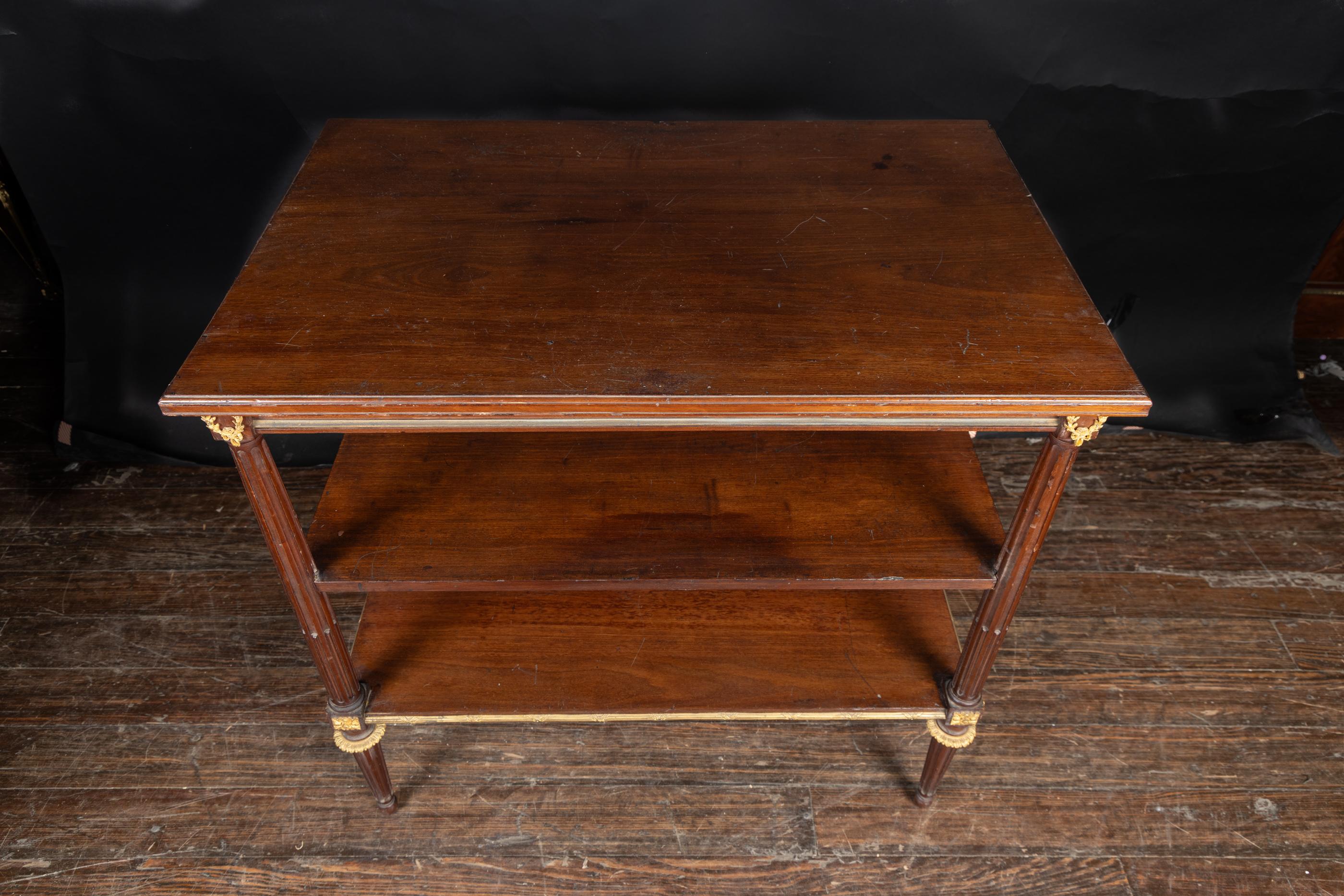 Mesa de servir francesa de caoba Luis XVI del siglo XIX con monturas de bronce Bronce en venta