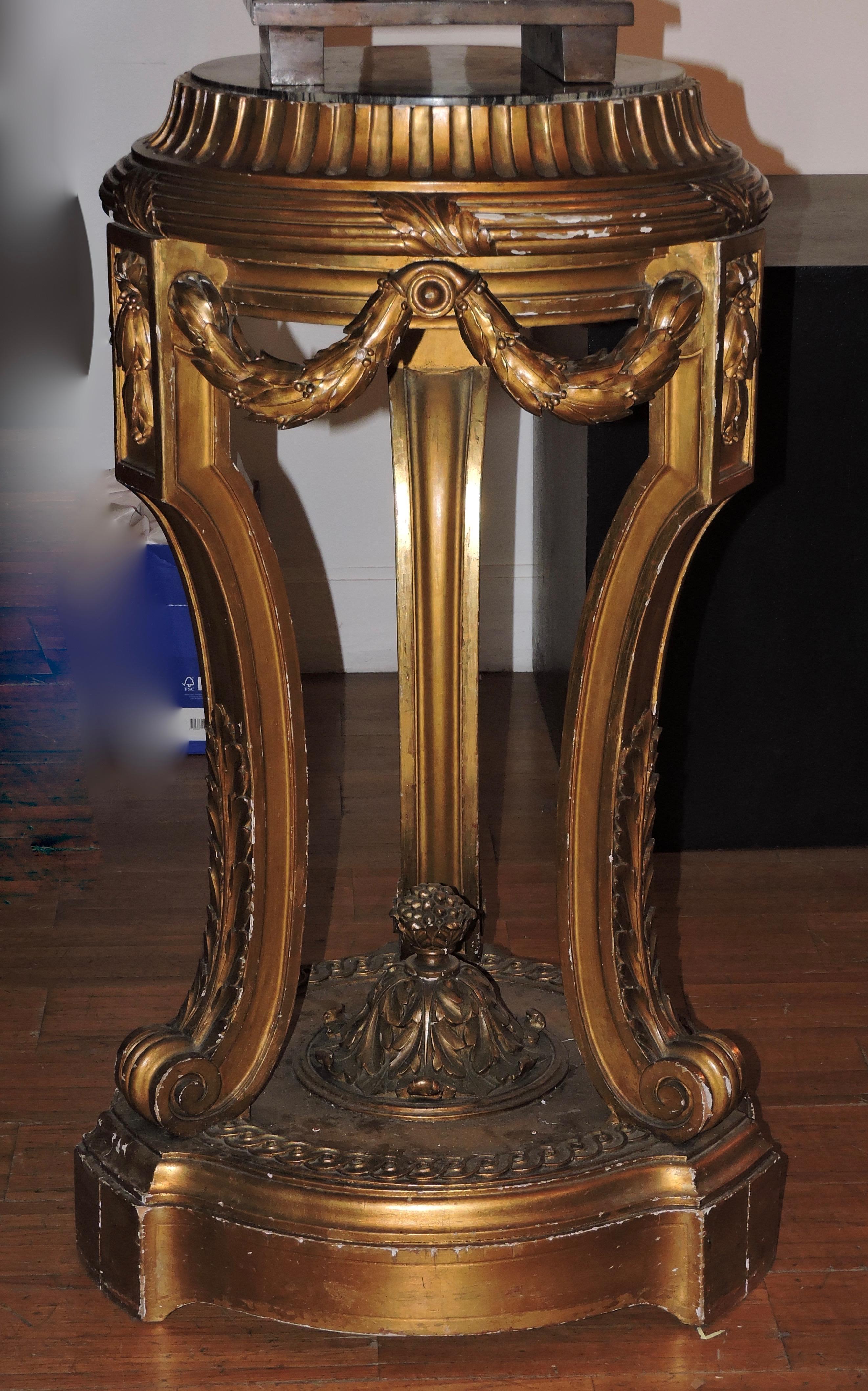 A French 19th century Louis XVI marble and giltwood Sellette and tripod guéridon.
In carved giltwood designed with band of laurels, tracery, grooves and acanthus leaves.
Grey veined marble-top,
circa 1880.