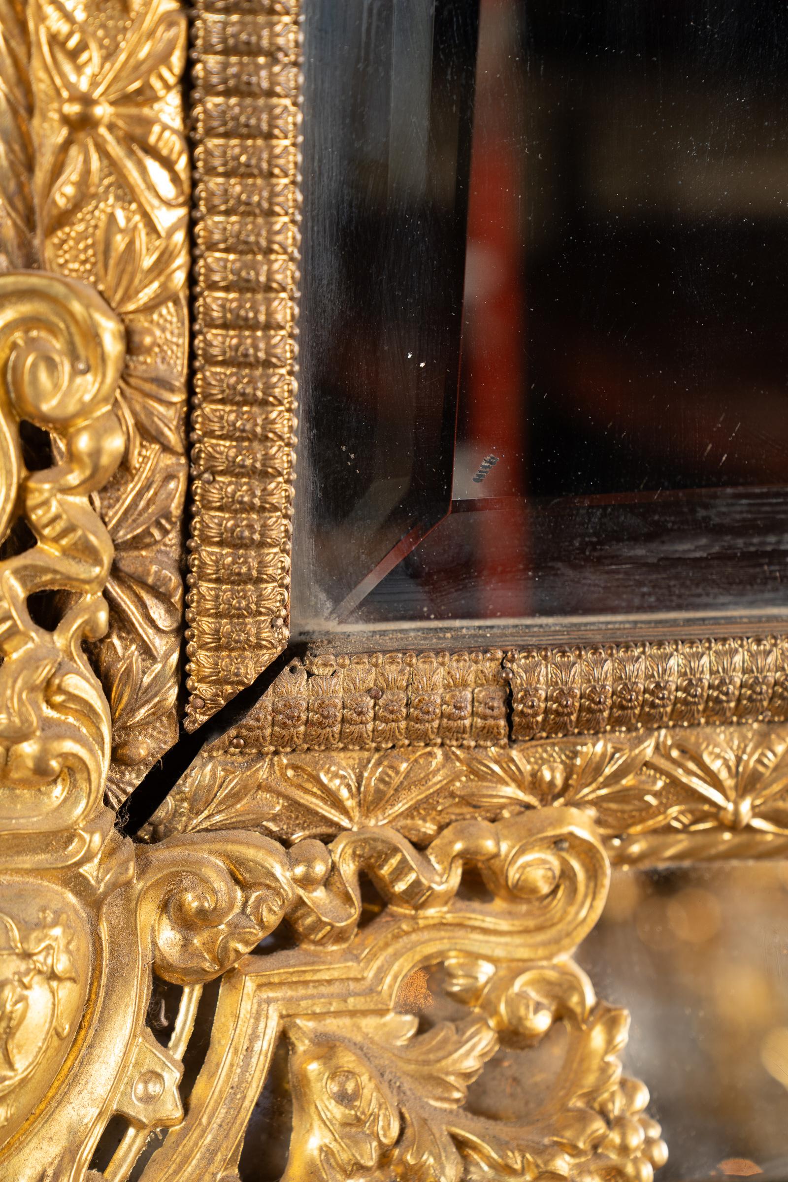 Specchio francese Luigi XVI del XIX secolo in ottone con pannelli centrali e laterali smussati

Questo pezzo è una collezione di un'azienda familiare di quarta generazione di New Orleans chiamata The French Antique Shop. Il negozio fu aperto per la