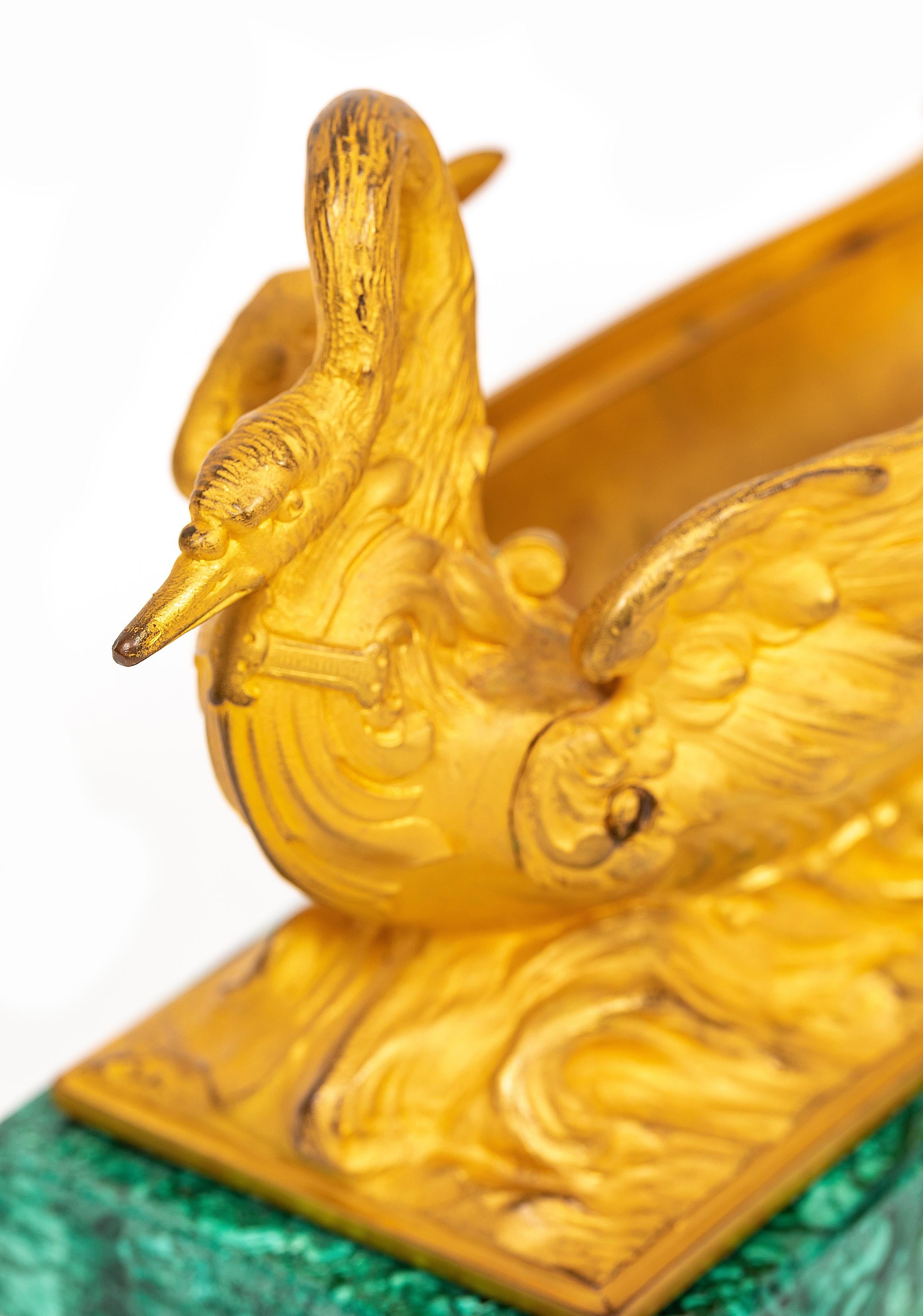 Französisch 19. Jahrhundert Louis XVI Ormolu und Malachit Centerpiece w / Cherub + Swan im Angebot 5