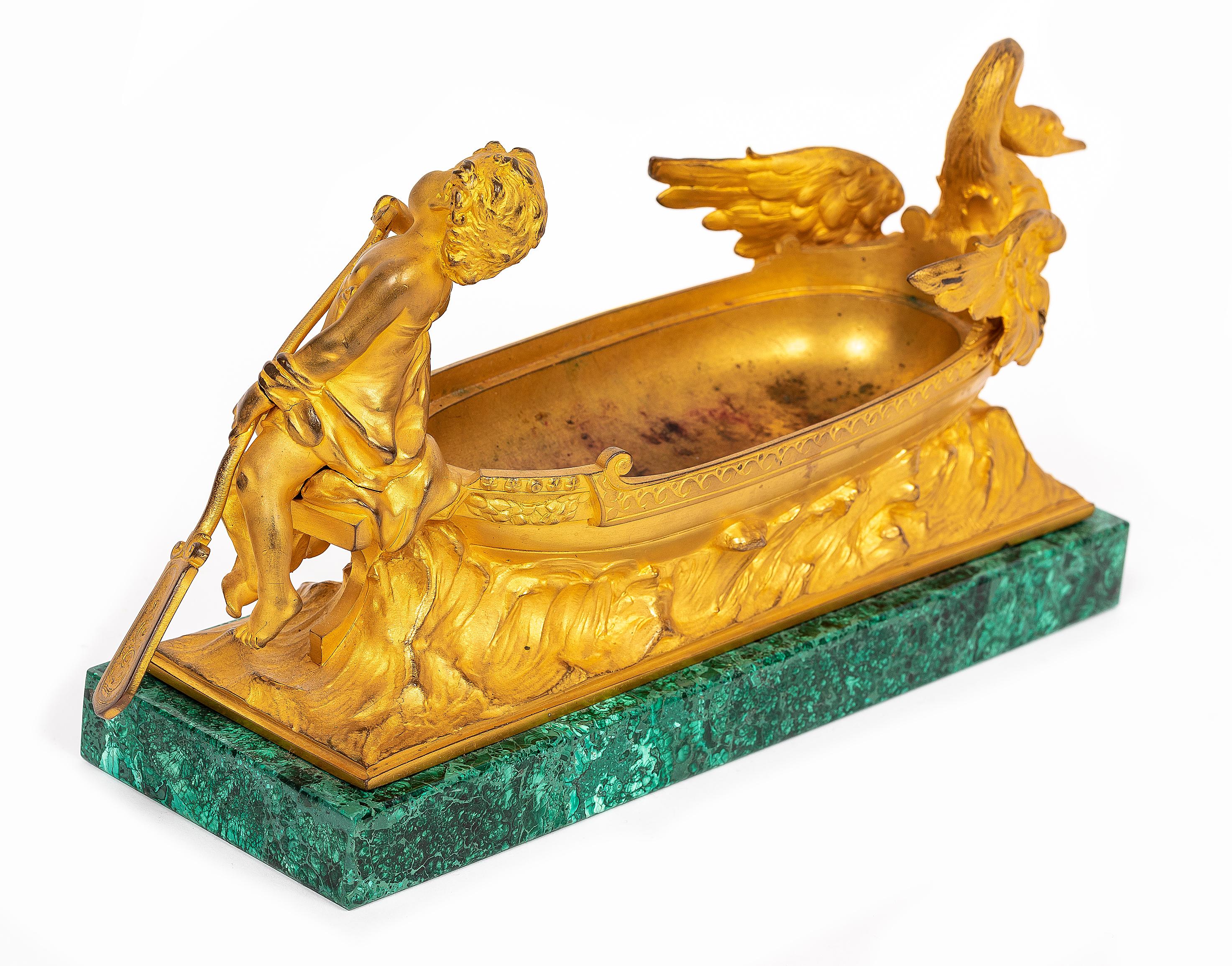 Französisch 19. Jahrhundert Louis XVI Ormolu und Malachit Centerpiece w / Cherub + Swan im Zustand „Gut“ im Angebot in New York, NY