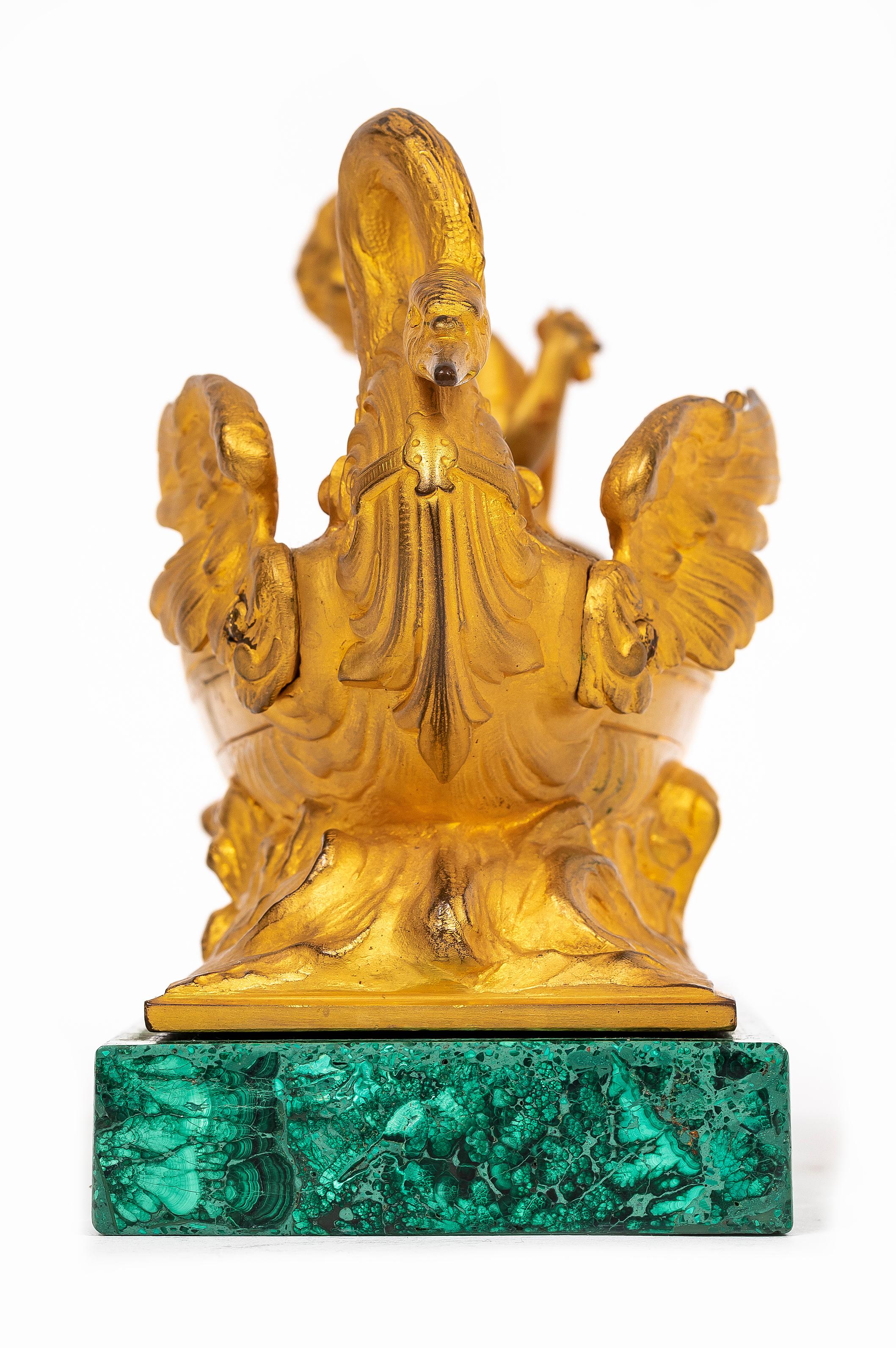 Französisch 19. Jahrhundert Louis XVI Ormolu und Malachit Centerpiece w / Cherub + Swan im Angebot 1