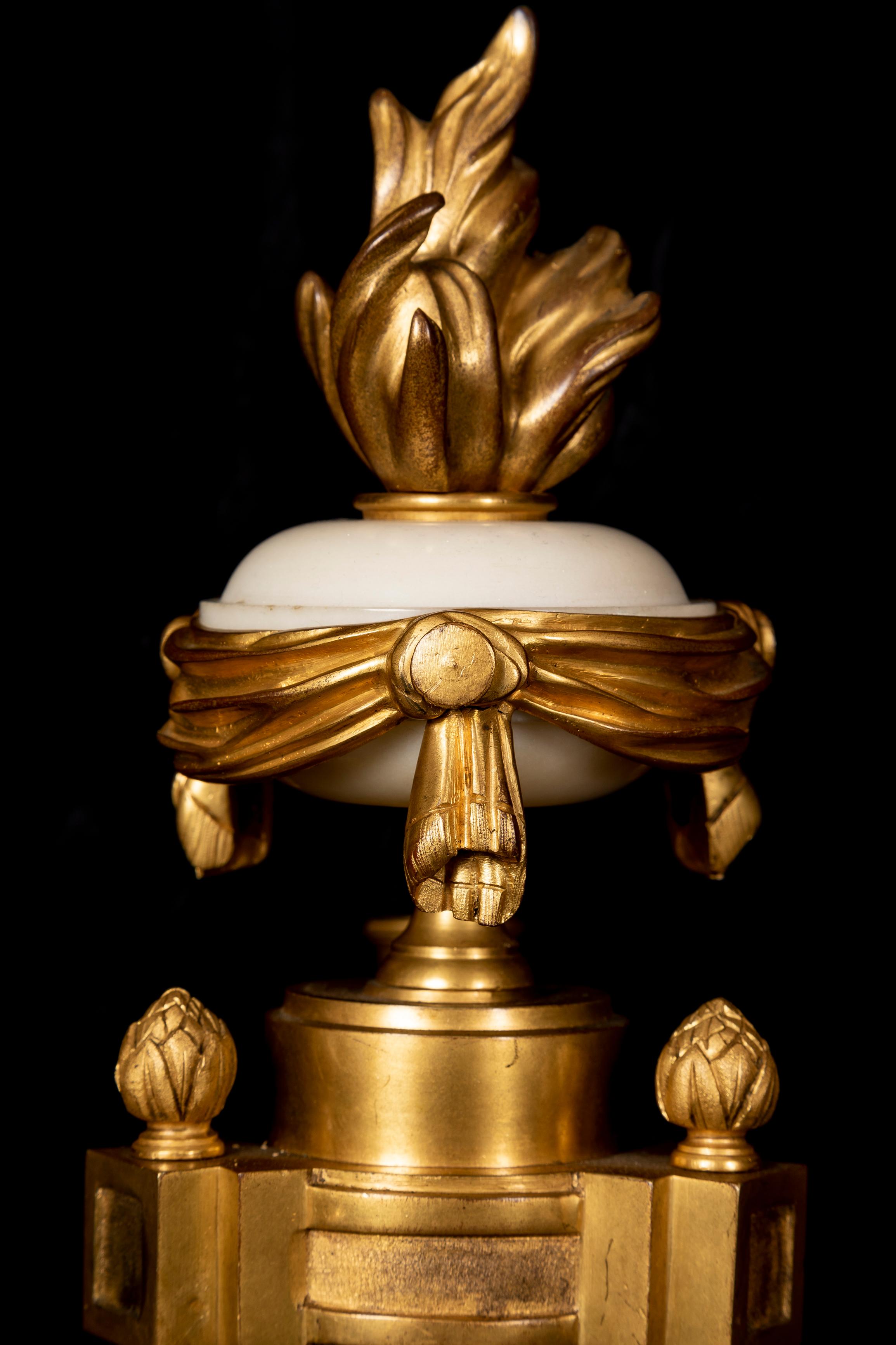 Ensemble de pendules en bronze doré et marbre Louis XVI du 19ème siècle, vendu par Tiffany & Co. en vente 8