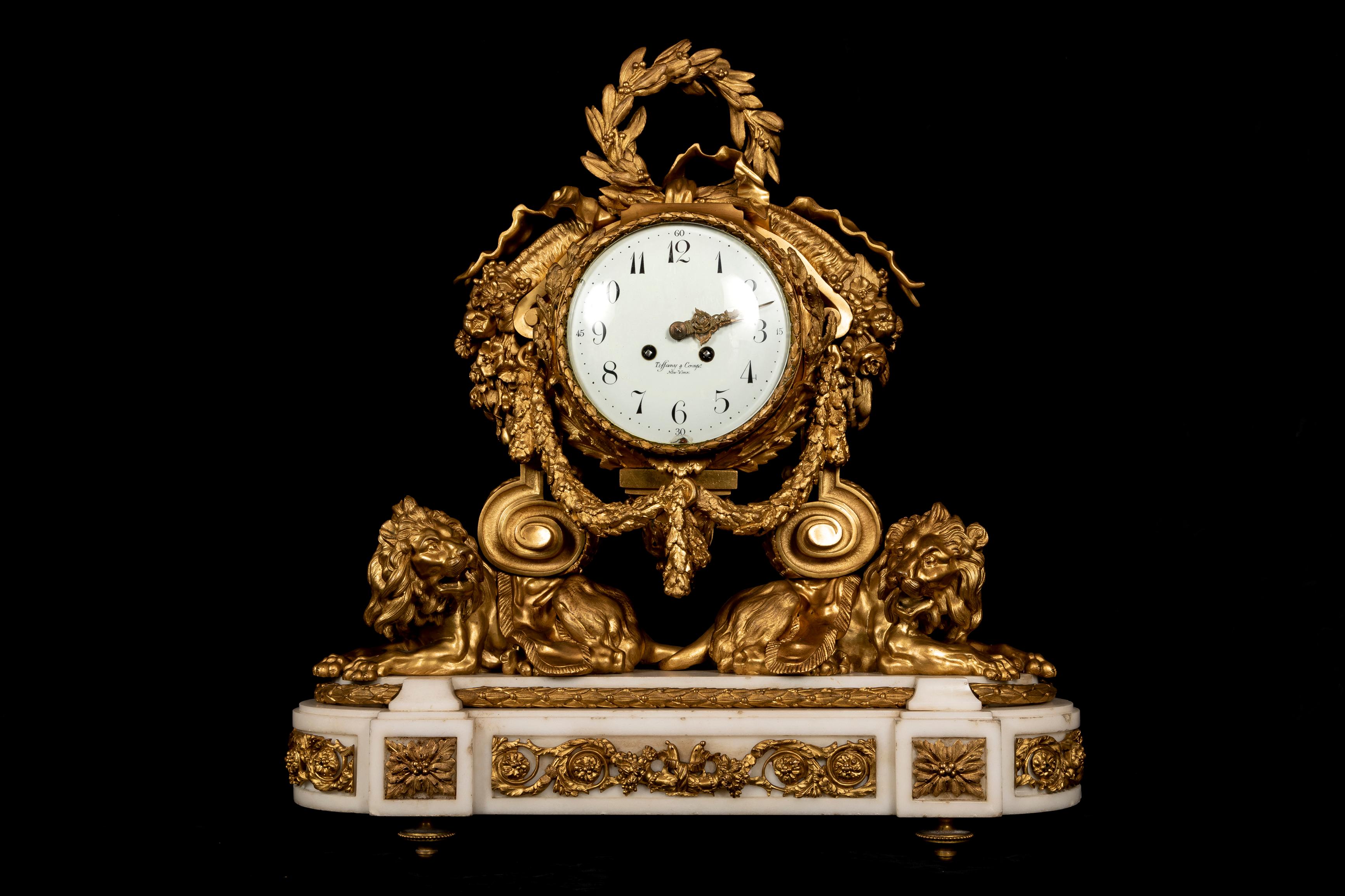 Français Ensemble de pendules en bronze doré et marbre Louis XVI du 19ème siècle, vendu par Tiffany & Co. en vente