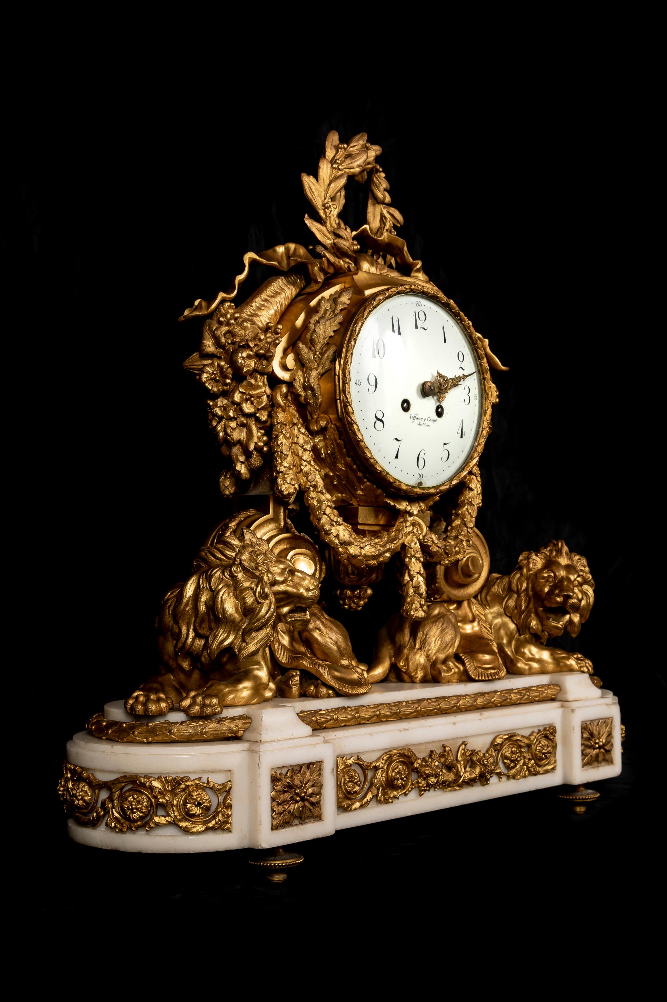 Doré Ensemble de pendules en bronze doré et marbre Louis XVI du 19ème siècle, vendu par Tiffany & Co. en vente
