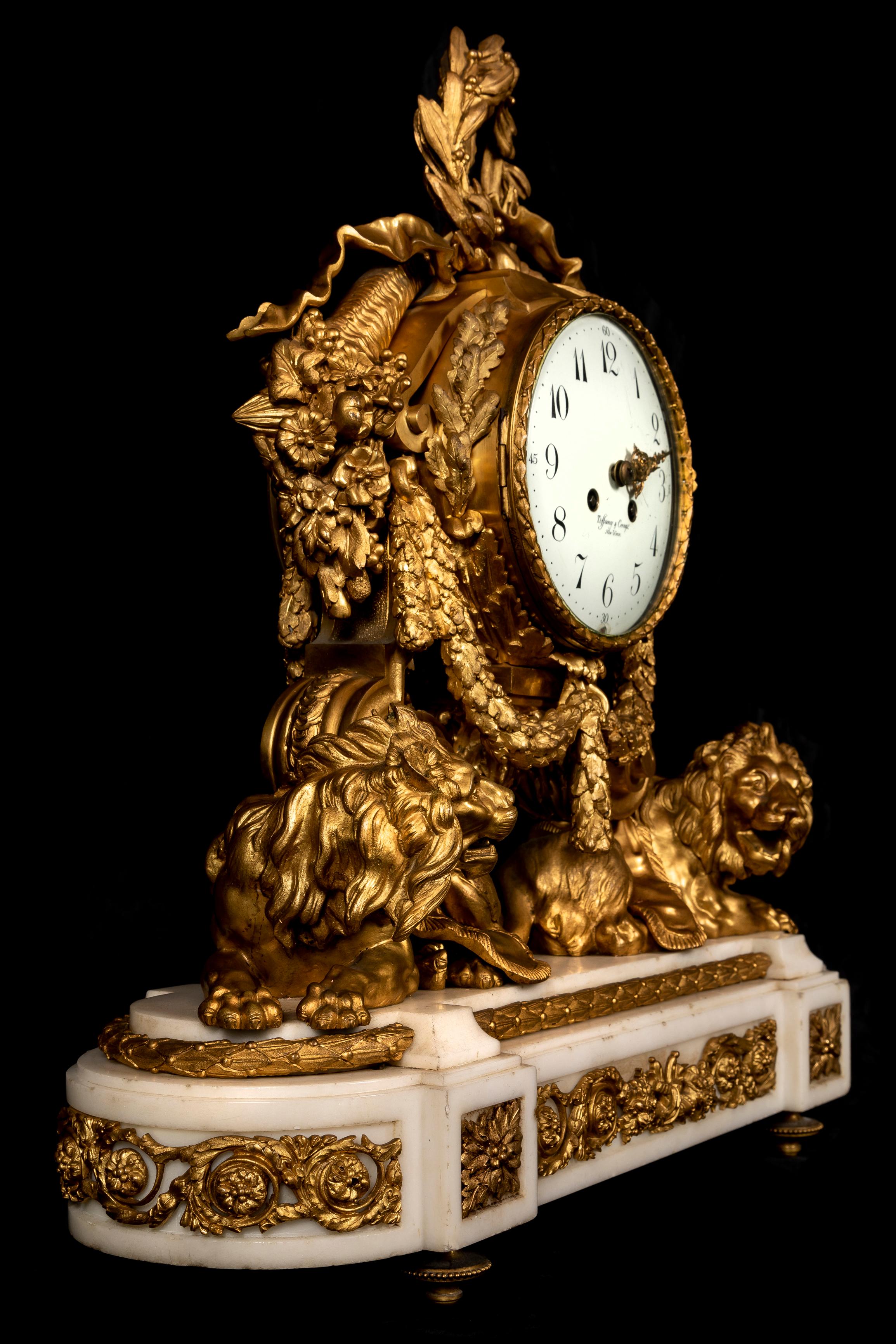 Ensemble de pendules en bronze doré et marbre Louis XVI du 19ème siècle, vendu par Tiffany & Co. Bon état - En vente à New York, NY