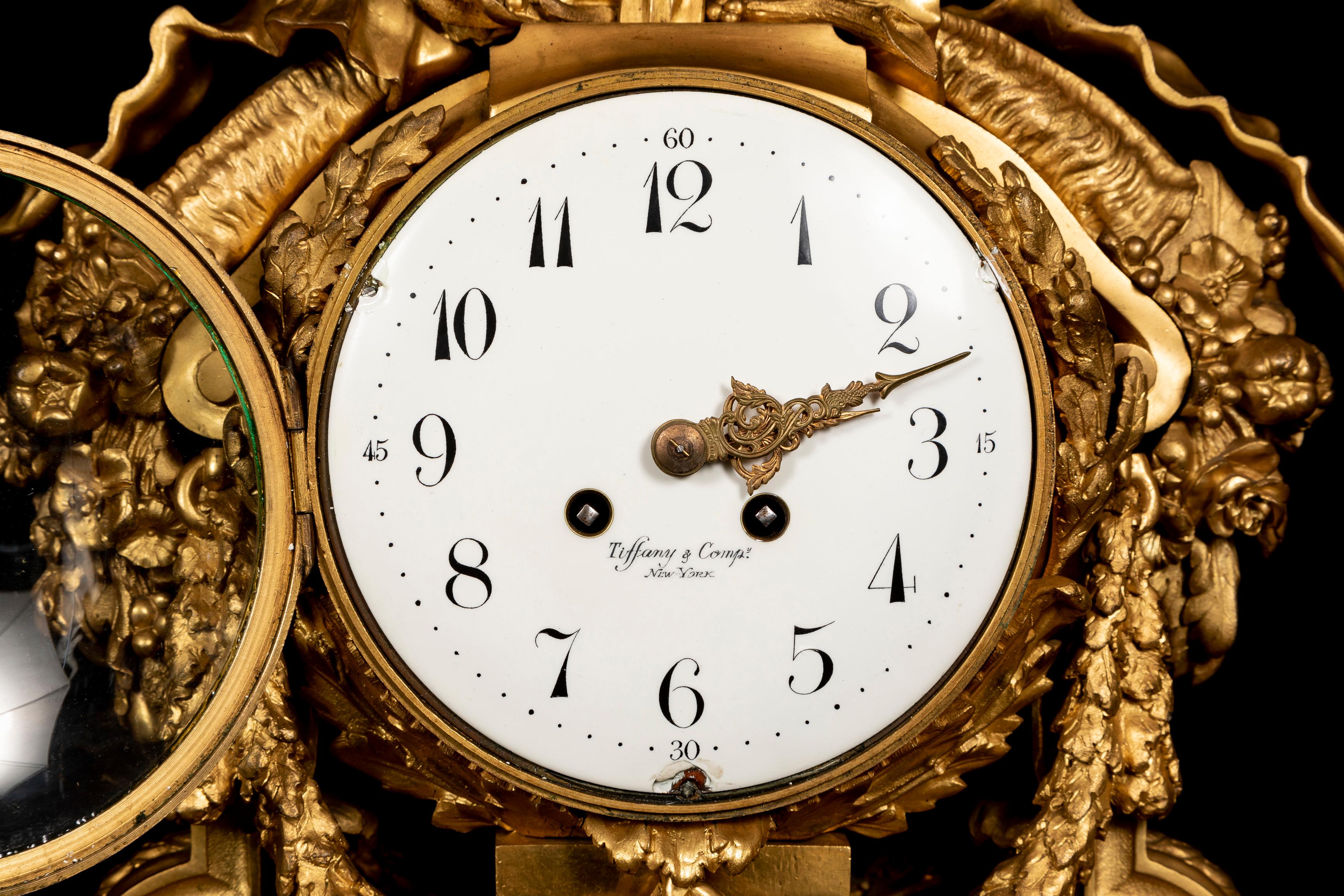 XIXe siècle Ensemble de pendules en bronze doré et marbre Louis XVI du 19ème siècle, vendu par Tiffany & Co. en vente
