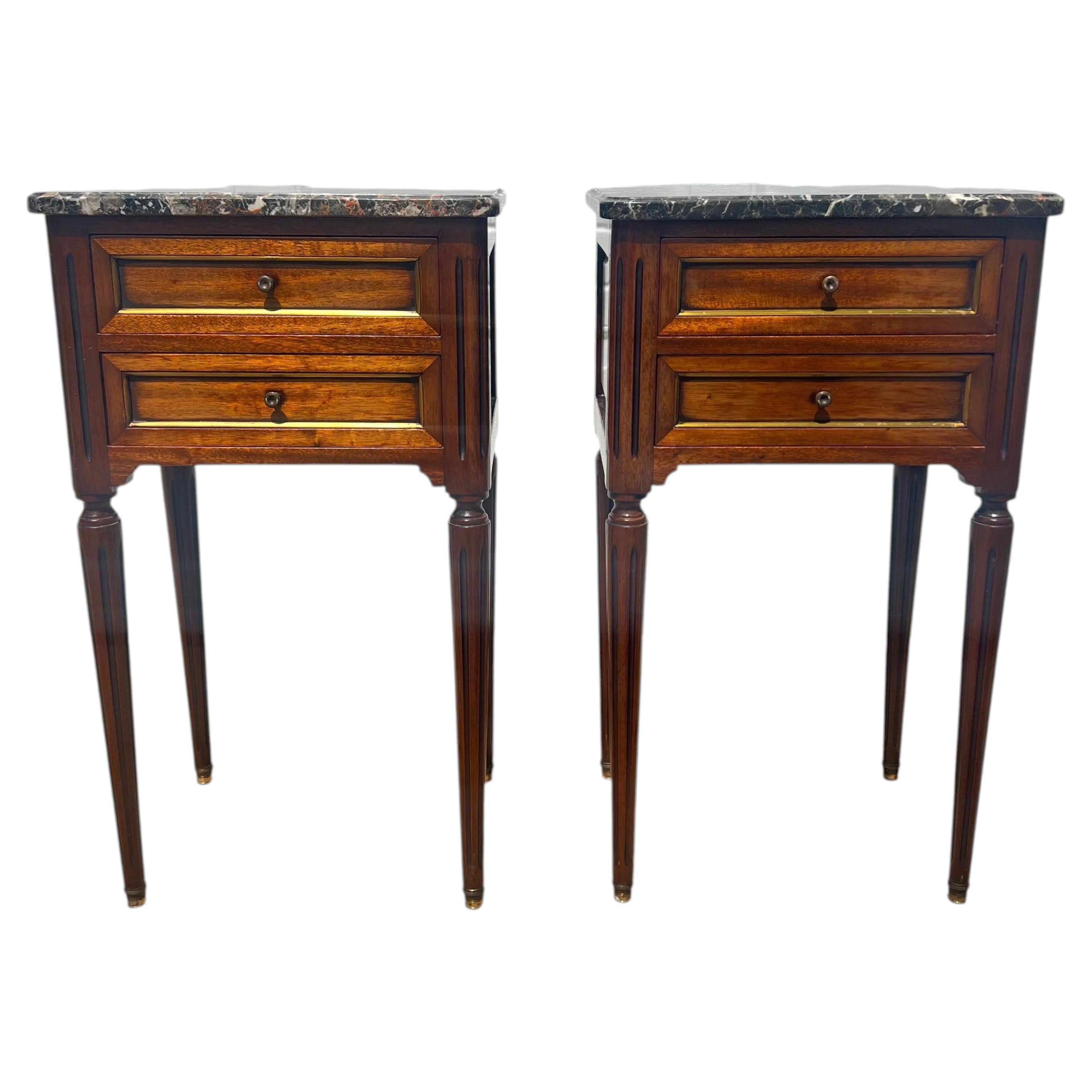 Paire de tables de chevet françaises du XIXe siècle, de style Louis XVI, en noyer avec plateau en marbre
