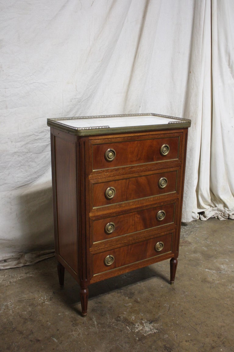 French 19th Century Louis XVI Small Commode For Sale 9