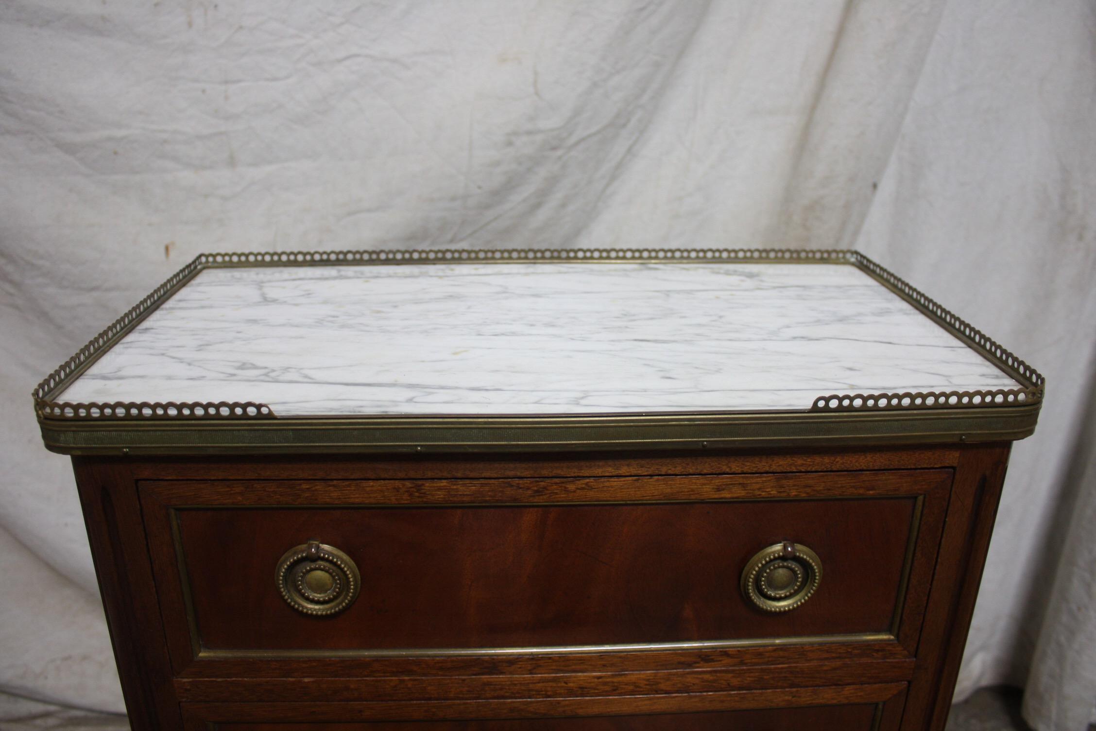 French 19th Century Louis XVI Small Commode In Good Condition In Stockbridge, GA