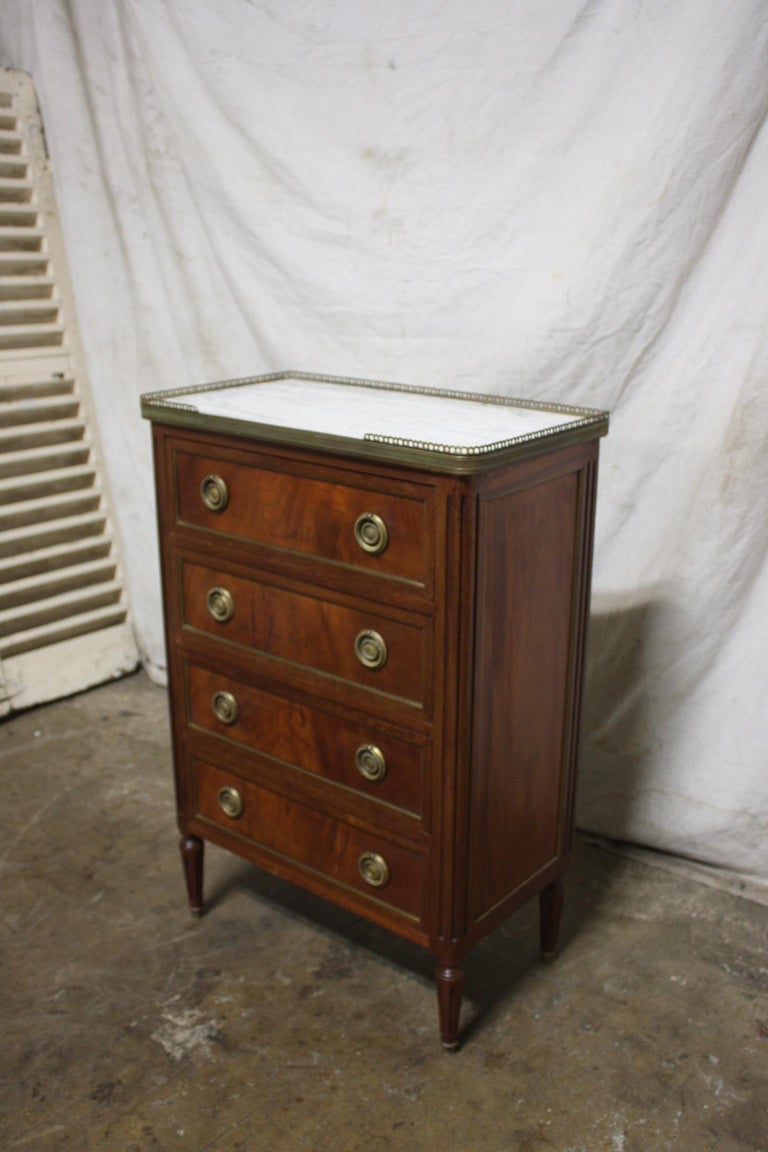 French 19th Century Louis XVI Small Commode For Sale 1
