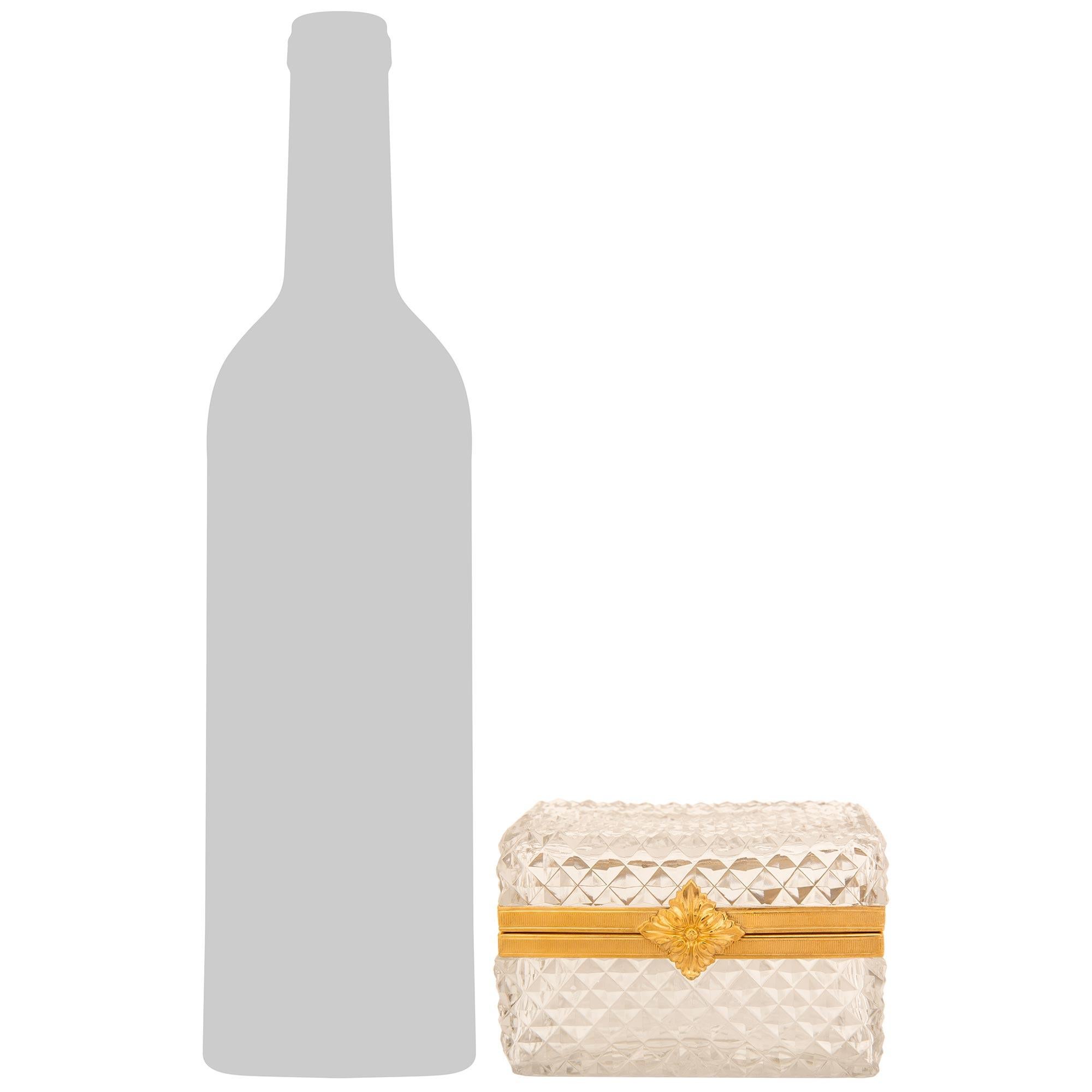 Atractiva caja francesa del siglo XIX de cristal de Baccarat y ormolu de estilo Luis XVI de gran calidad. Esta hermosa caja rectangular de cristal presenta patrones de corte en celosía y bandas de Ormolu reed alrededor de los bordes superior e