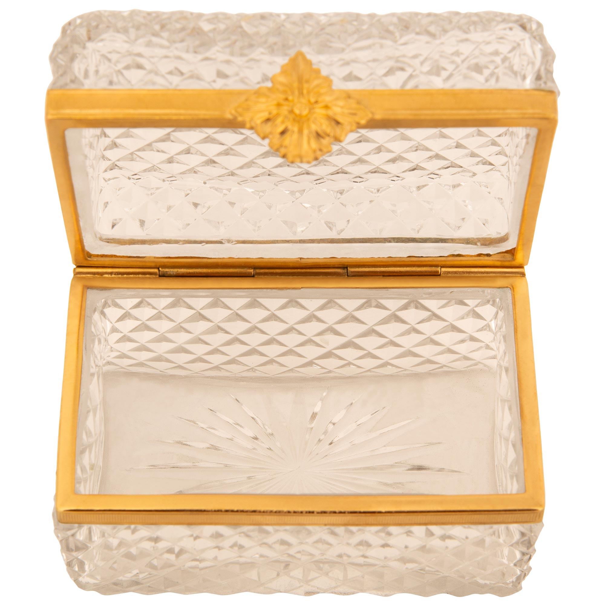Caja francesa del siglo XIX de cristal de Baccarat y ormolu de estilo Luis XVI en venta 3