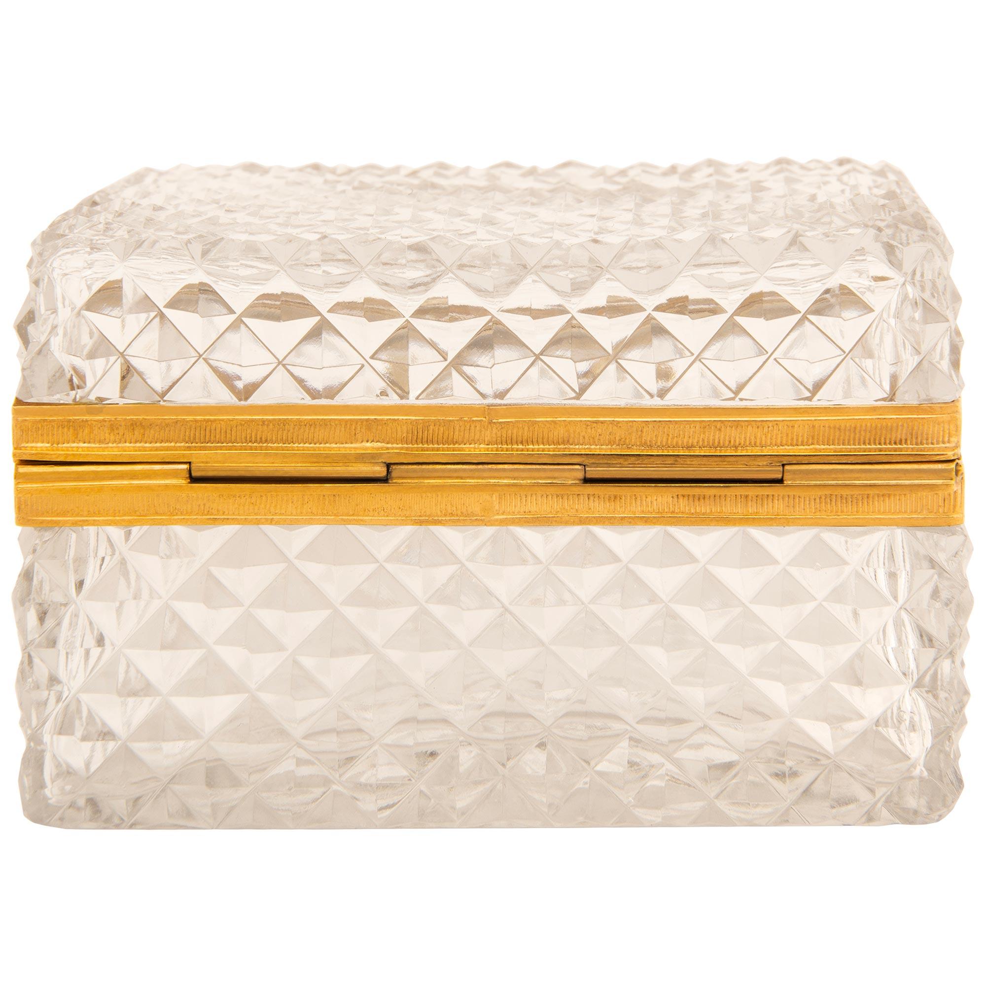 Caja francesa del siglo XIX de cristal de Baccarat y ormolu de estilo Luis XVI en venta 4