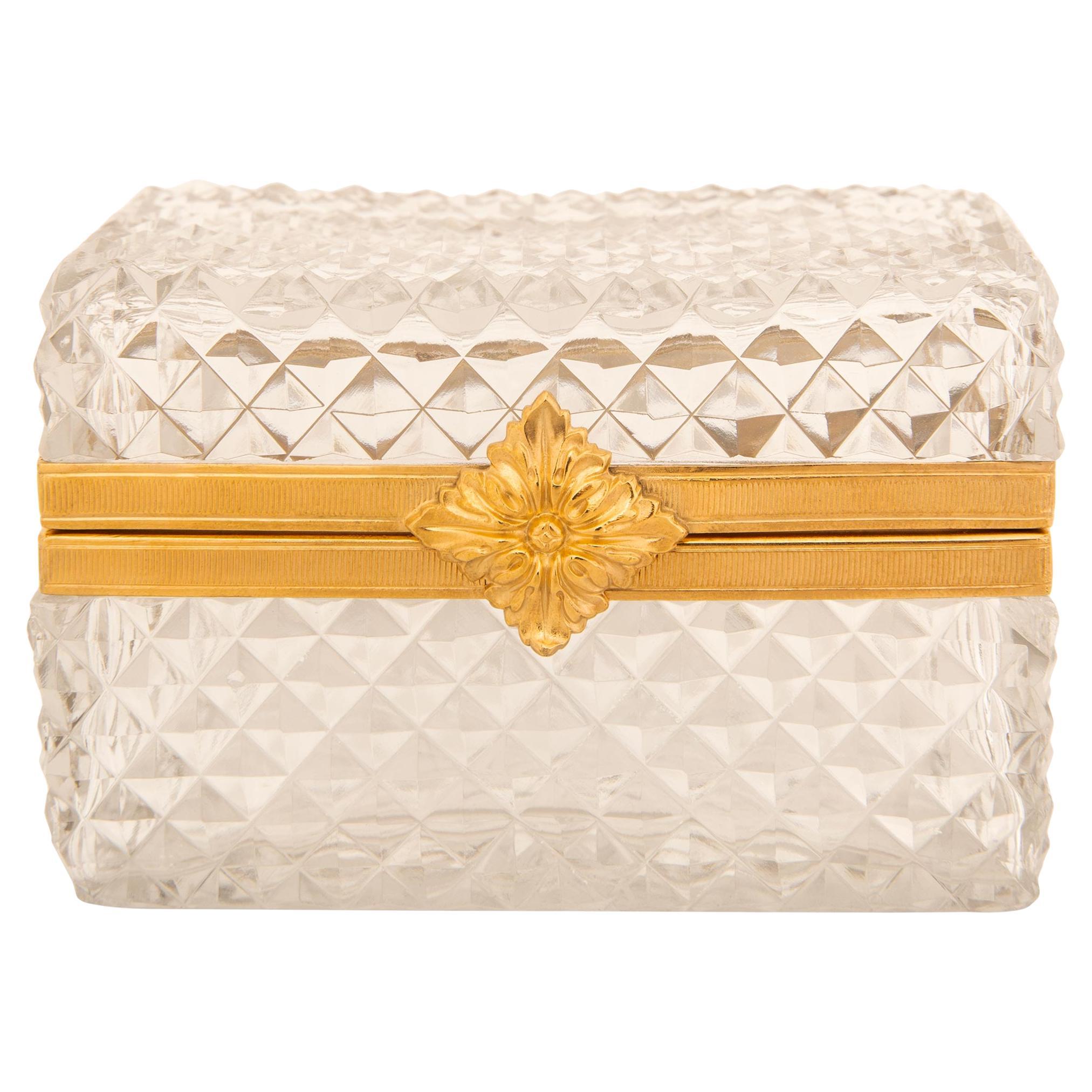 Caja francesa del siglo XIX de cristal de Baccarat y ormolu de estilo Luis XVI