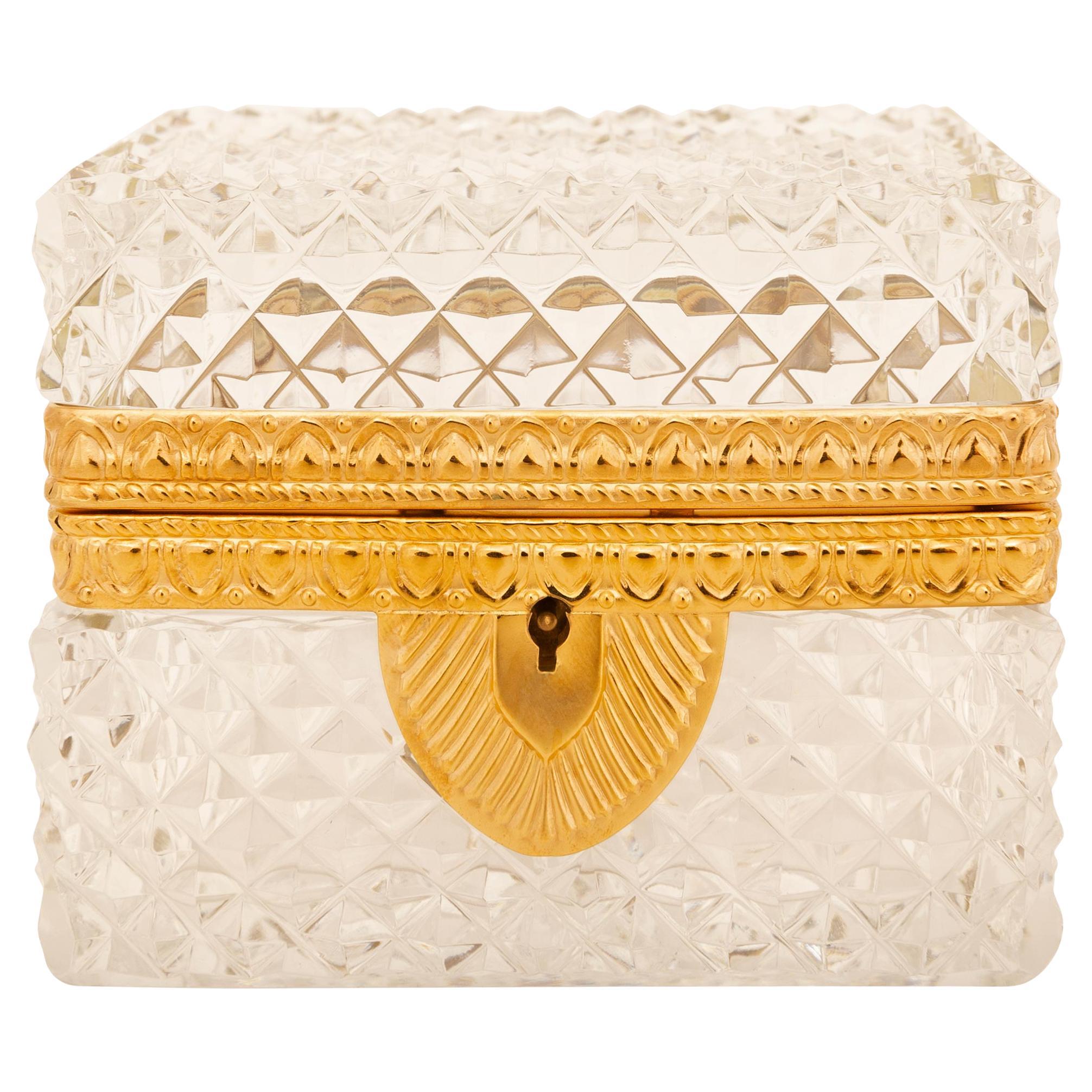 Caja francesa del siglo XIX de cristal de Baccarat y ormolu de estilo Luis XVI