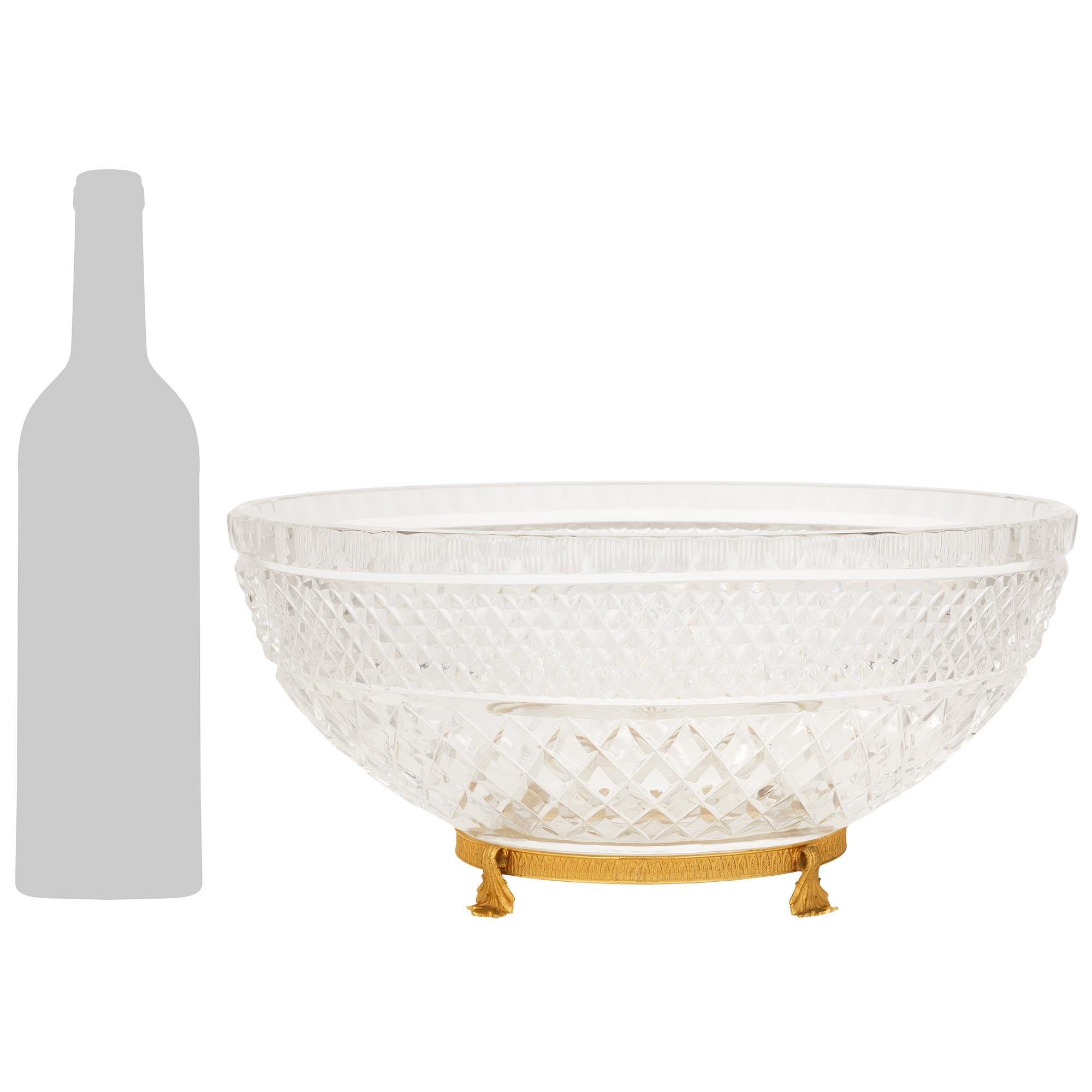 Eine exquisite und hochwertige Französisch 19. Jahrhundert Louis XVI st. Baccarat Kristall und Ormolu Mittelstück. Die längliche und dicke Urne aus Baccarat-Kristall steht auf einem Sockel aus Ormolu Rais de Coeur mit vier verschnörkelten