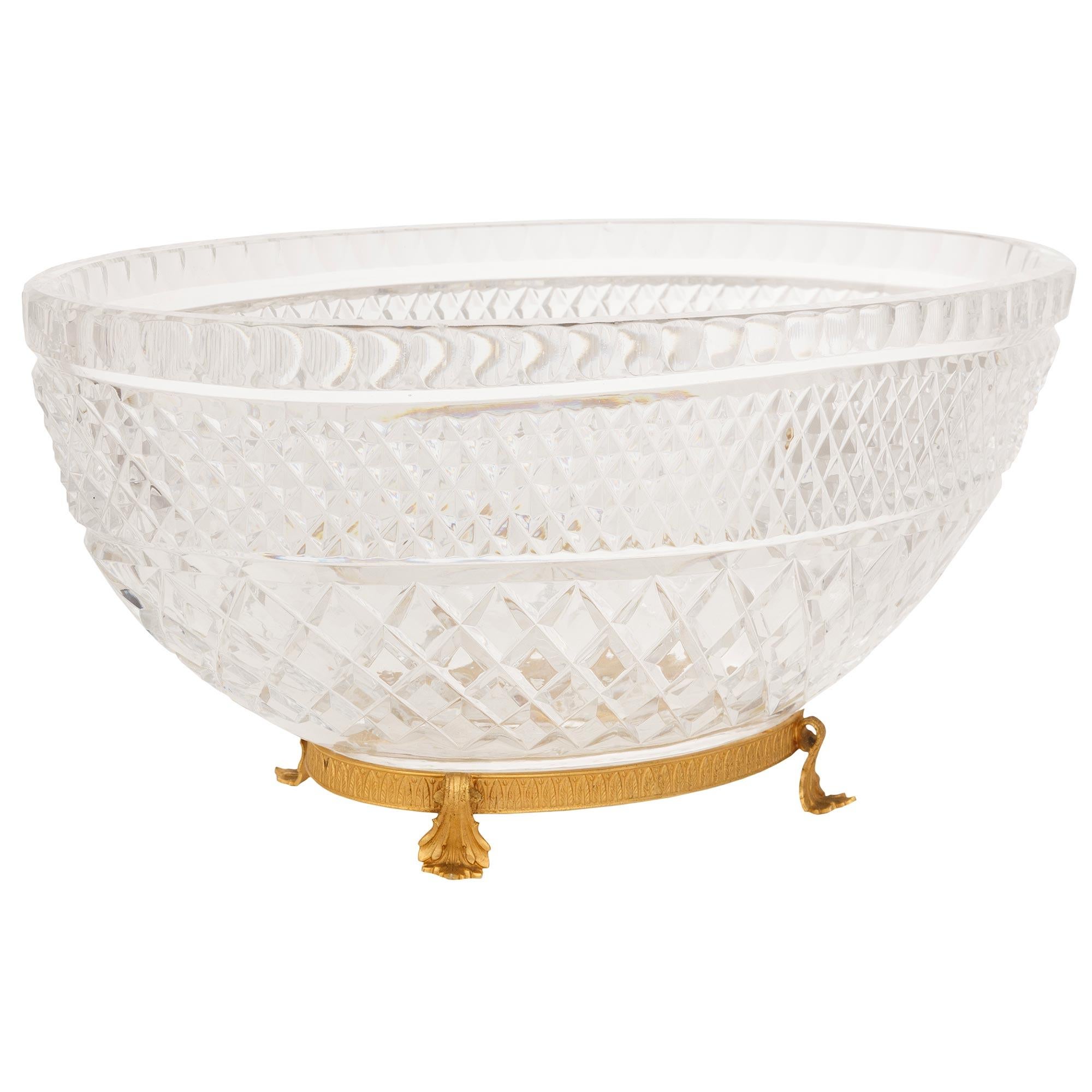 Französisch 19. Jahrhundert Louis XVI st. Baccarat Kristall und Ormolu Mittelstück (Louis XV.) im Angebot