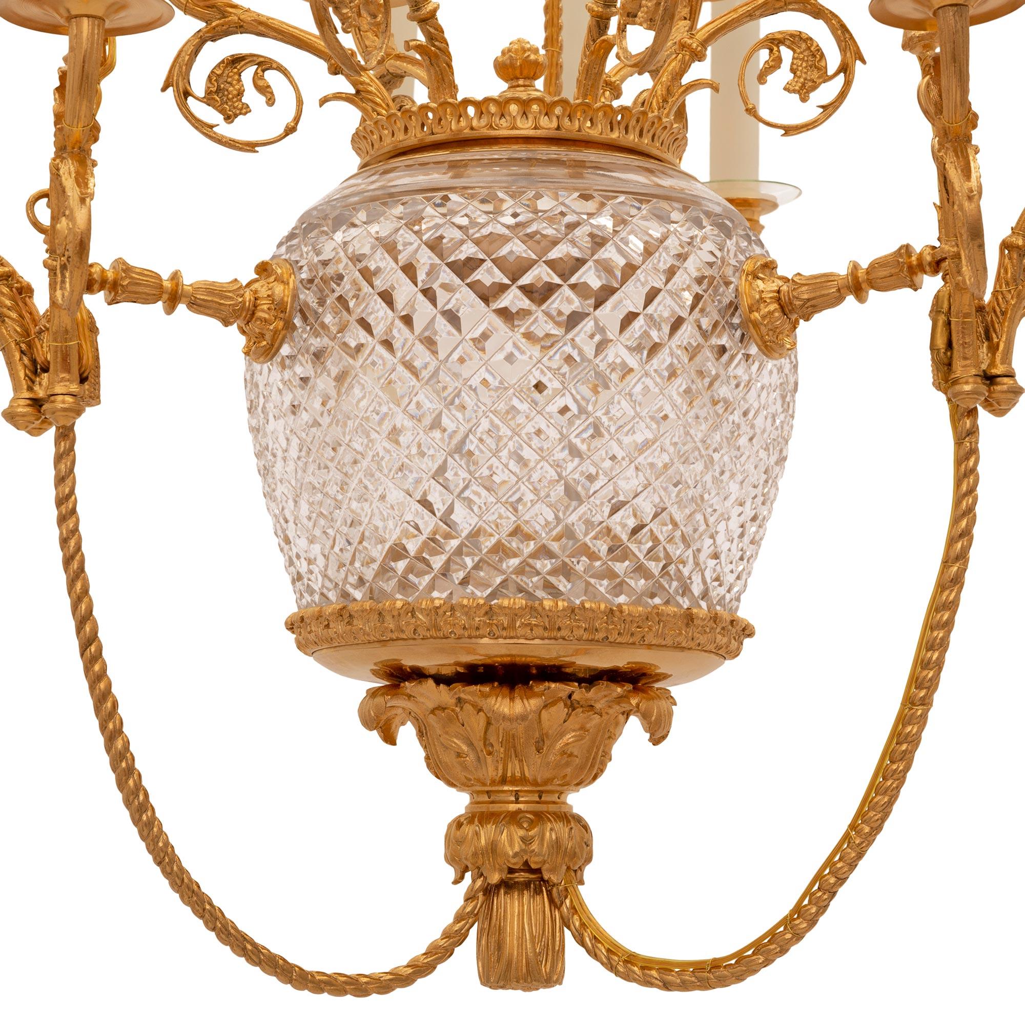 Louis XVI St. Baccarat-Kronleuchter aus Kristall und Goldbronze, 19. Jahrhundert, Frankreich im Angebot 4