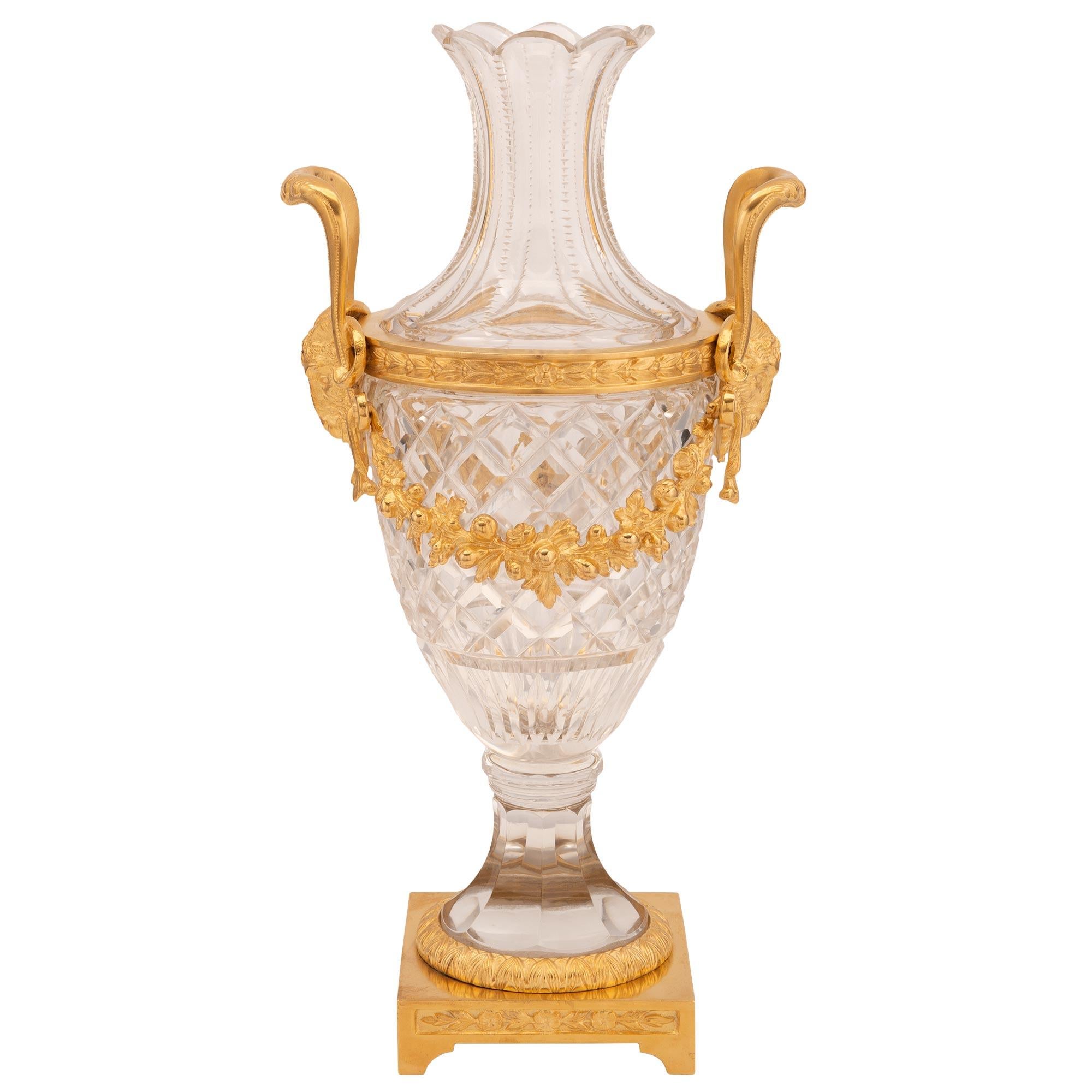 Vase français du 19ème siècle de style Louis XVI en cristal de Baccarat et bronze doré