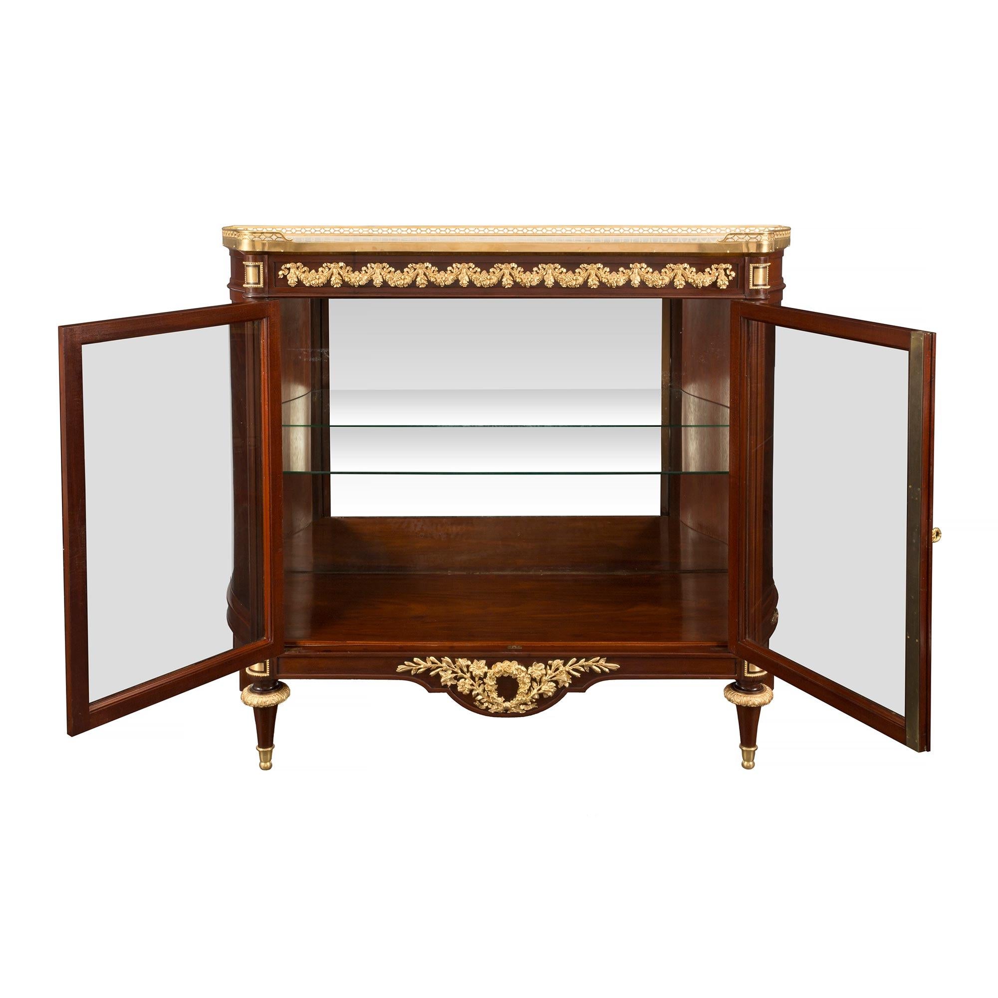 French 19th Century Louis XVI St. Belle Époque Period Cabinet Vitrine In Good Condition For Sale In West Palm Beach, FL