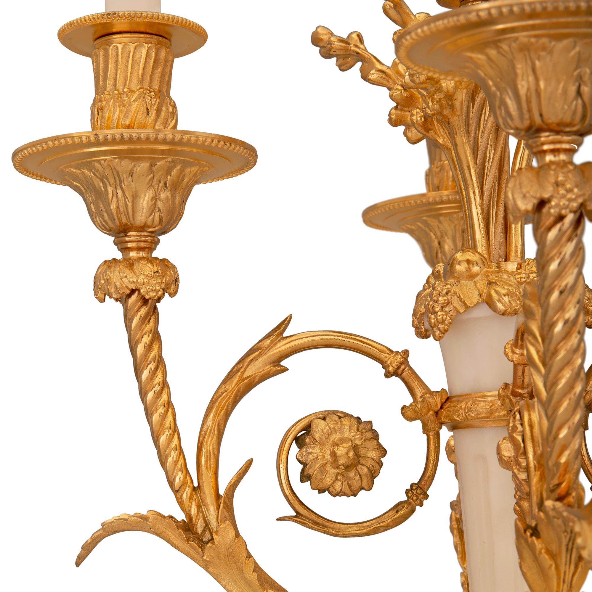Französisch 19. Jahrhundert Louis XVI St. Belle Époque Zeitraum Kandelaber Lampen (Goldbronze) im Angebot