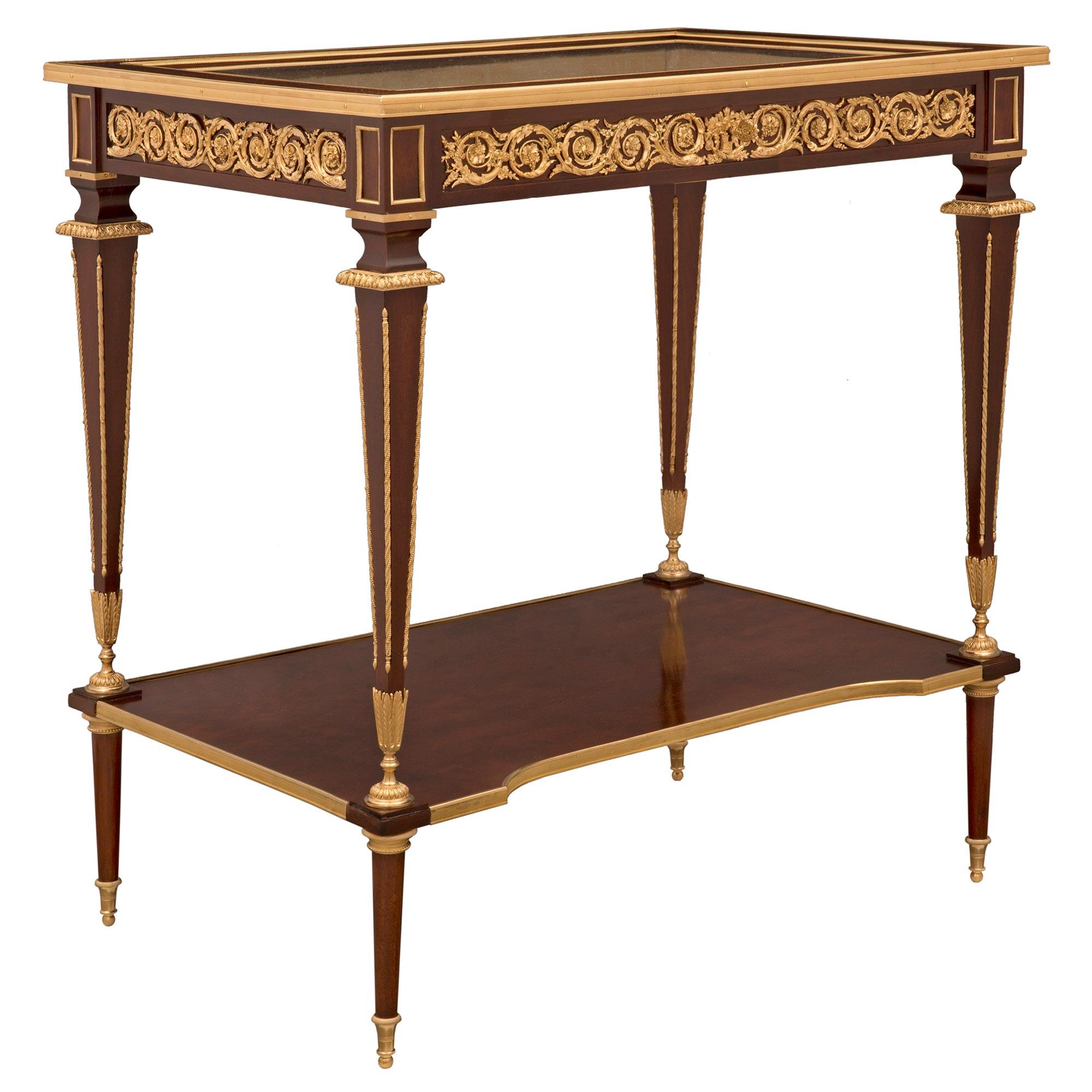 French 19th Century Louis XVI St. Belle Époque Period Display Table For Sale 1