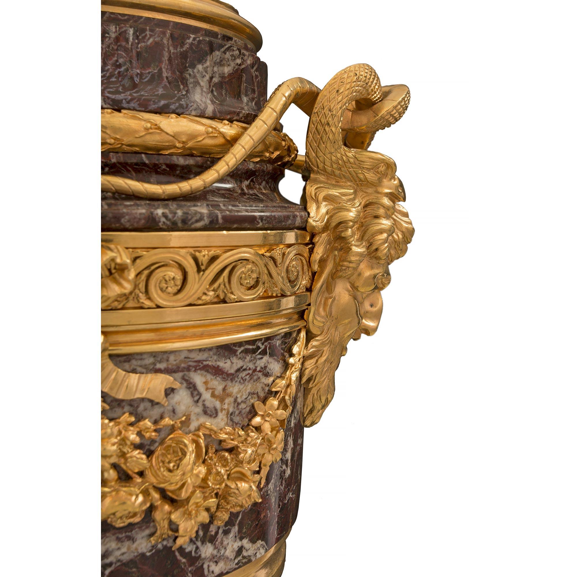Französische Stehlampe aus der Louis-XVI-Stil der Belle Époque des 19. Jahrhunderts (Goldbronze) im Angebot