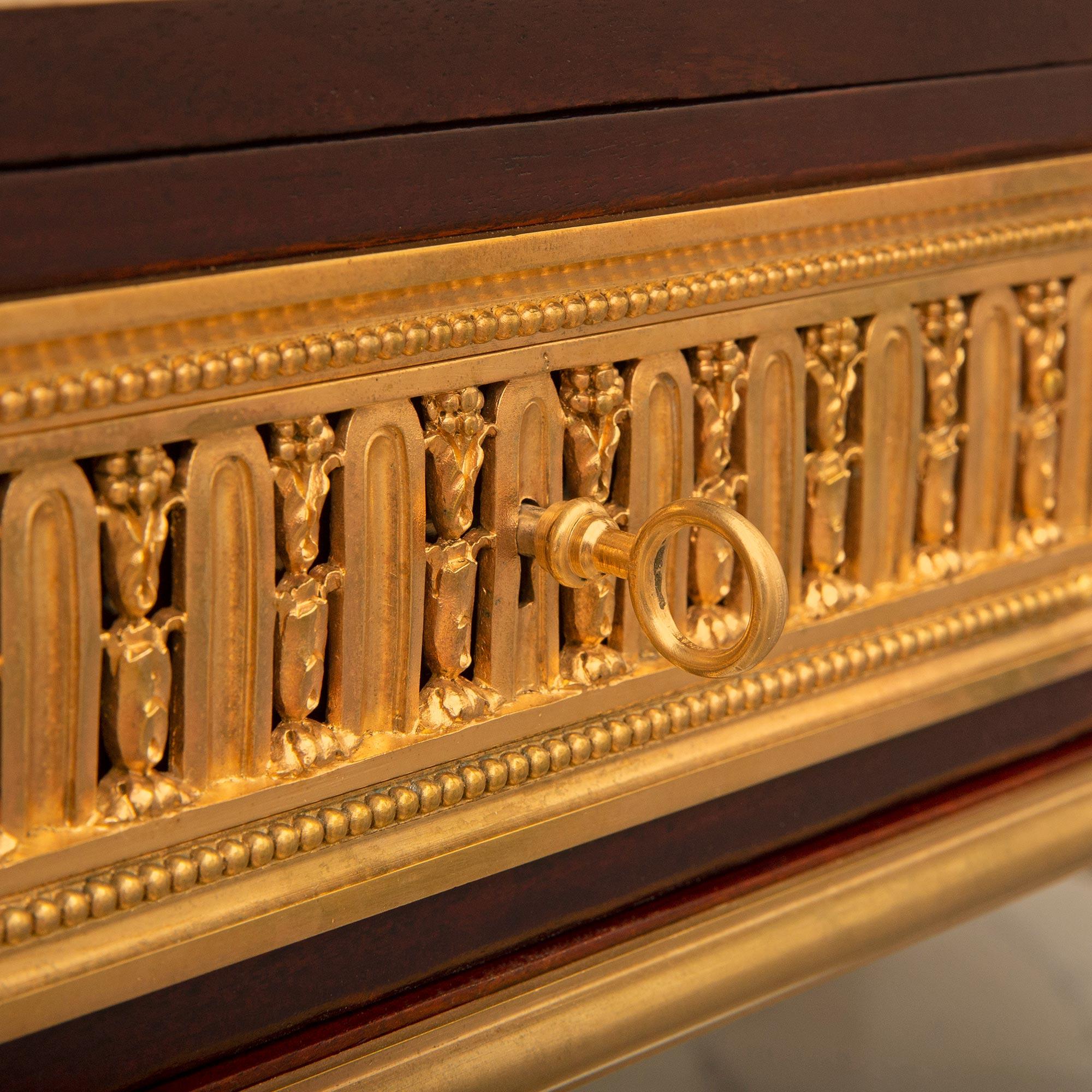 Consola francesa de caoba y mármol de la Belle Époque Luis XVI del siglo XIX en venta 1